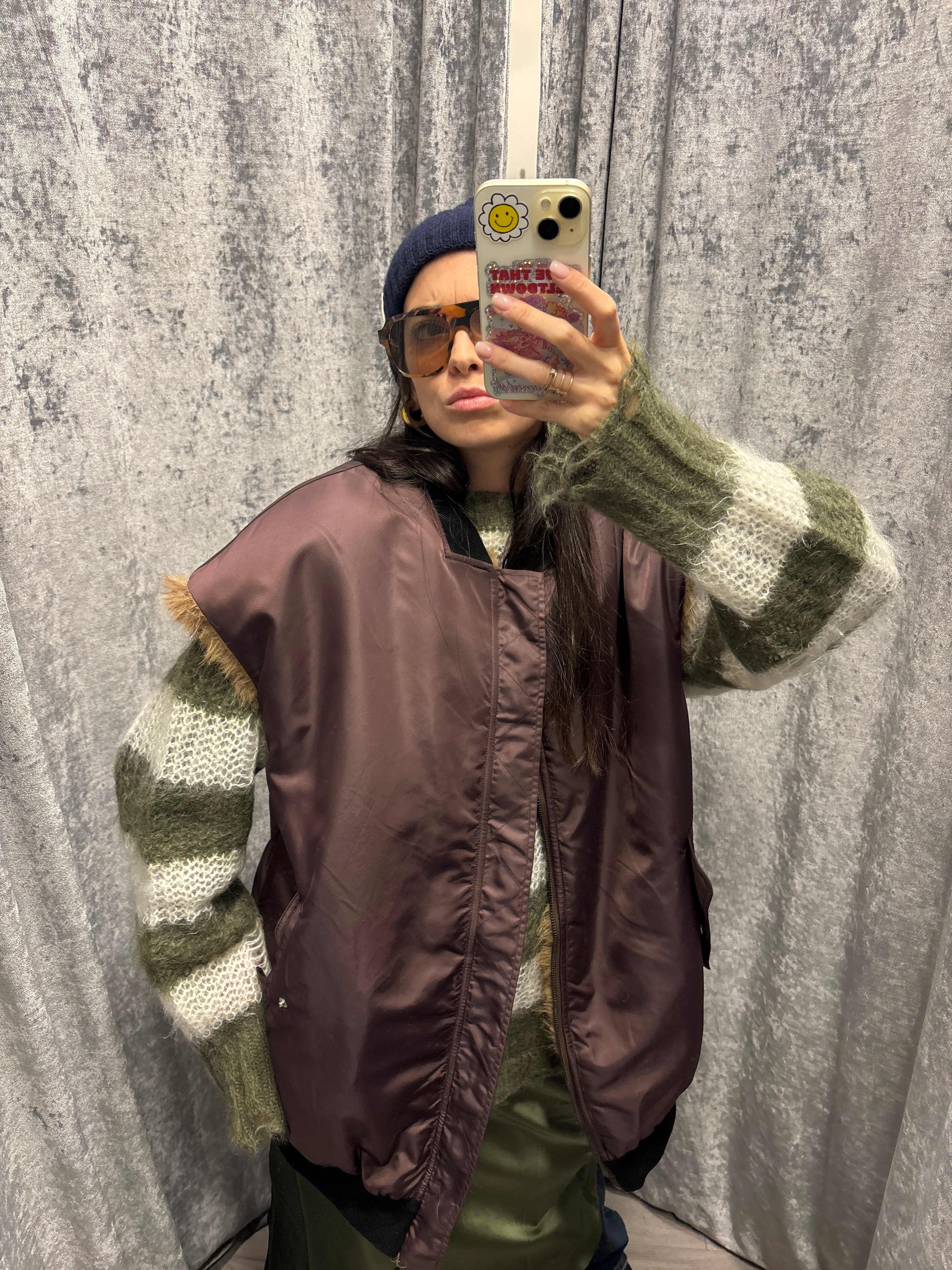 Smanicato in eco pelliccia con ricamo reversibile