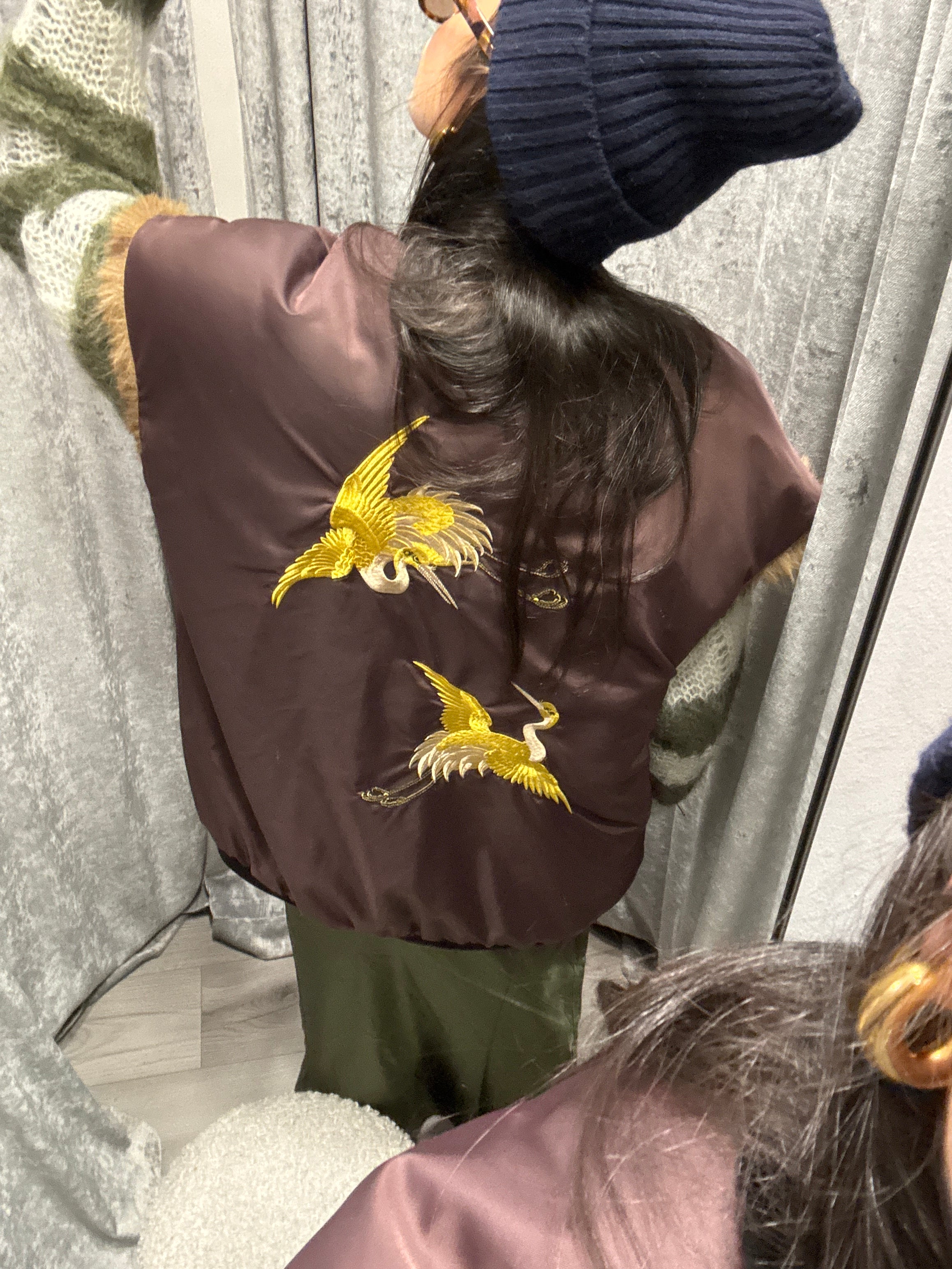 Smanicato in eco pelliccia con ricamo reversibile