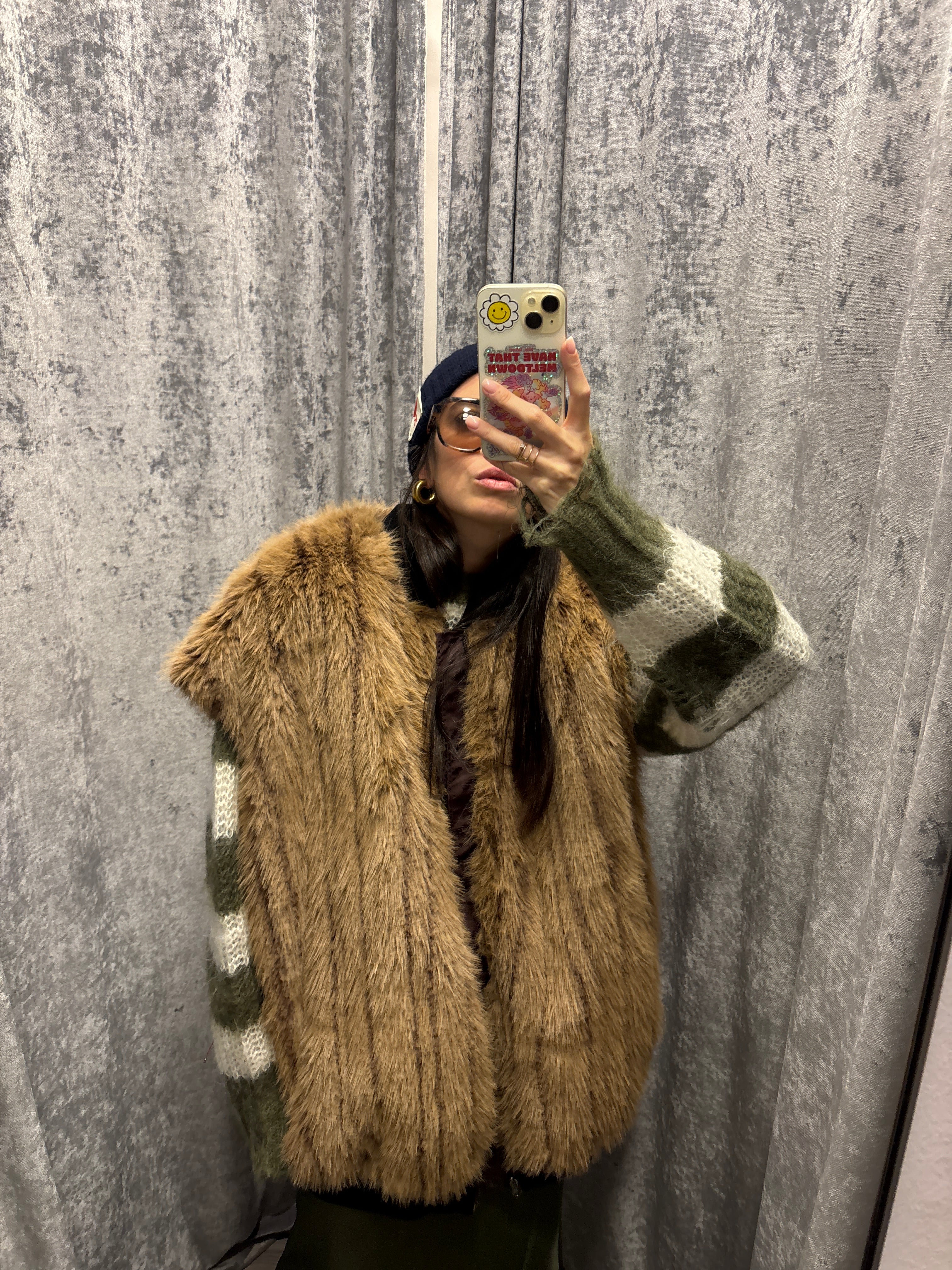 Smanicato in eco pelliccia con ricamo reversibile