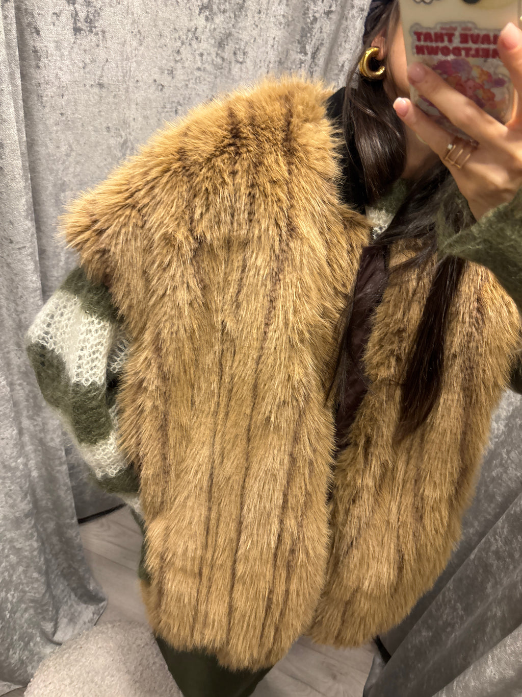 Smanicato in eco pelliccia con ricamo reversibile