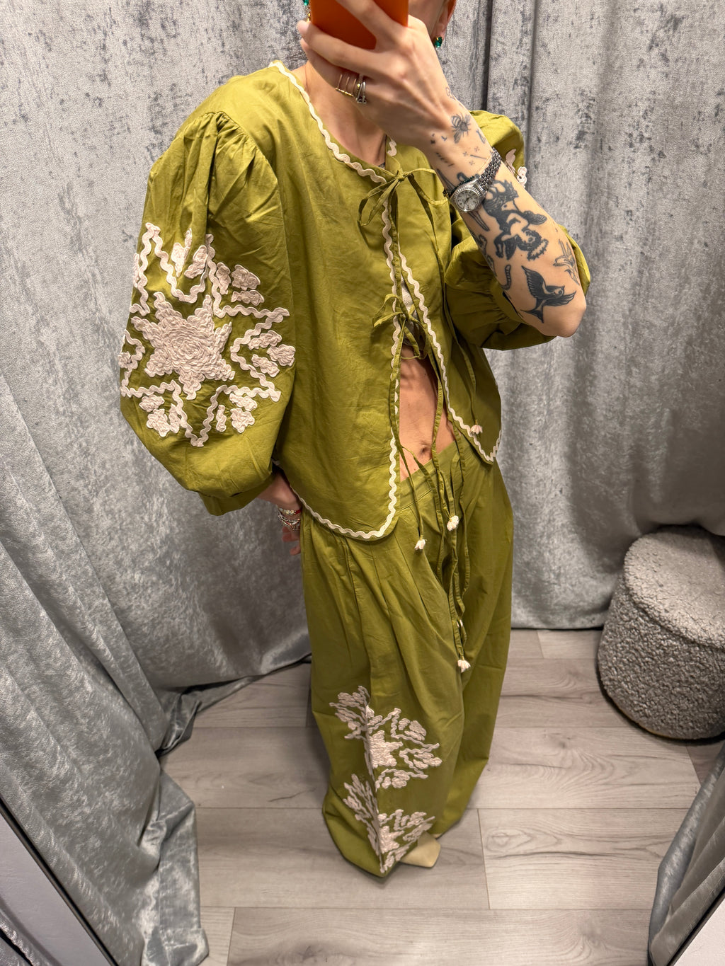 Pantalone ricamato verde oliva