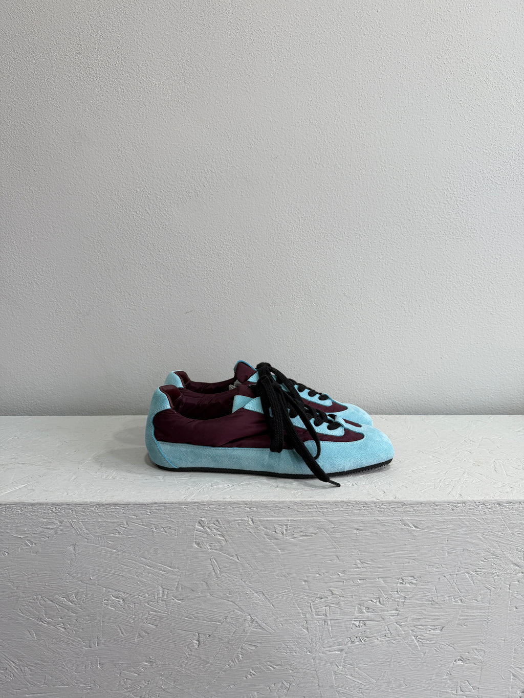 Sneaker bicolor azzurro e bordeaux