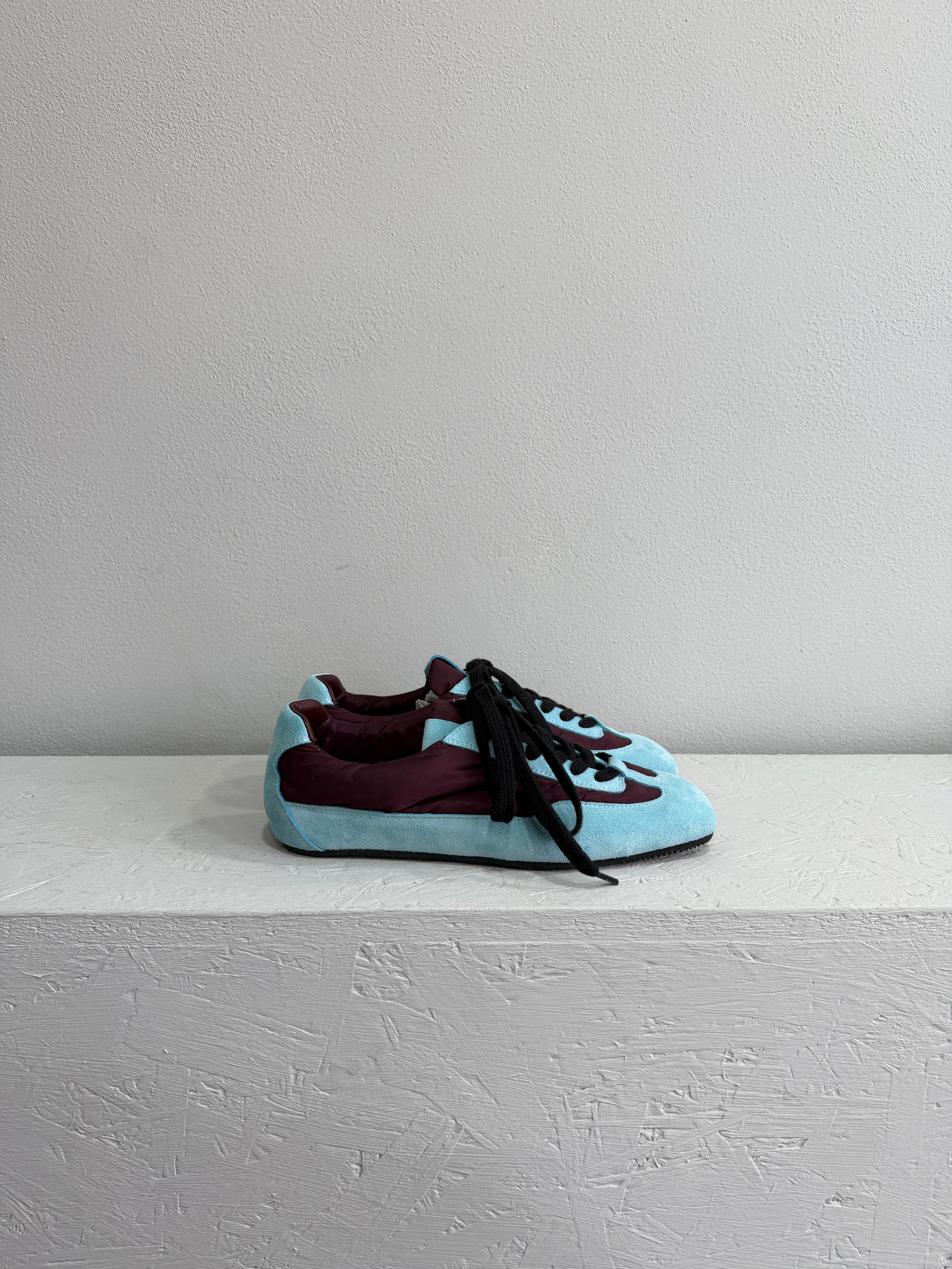 Sneaker bicolor azzurro e bordeaux