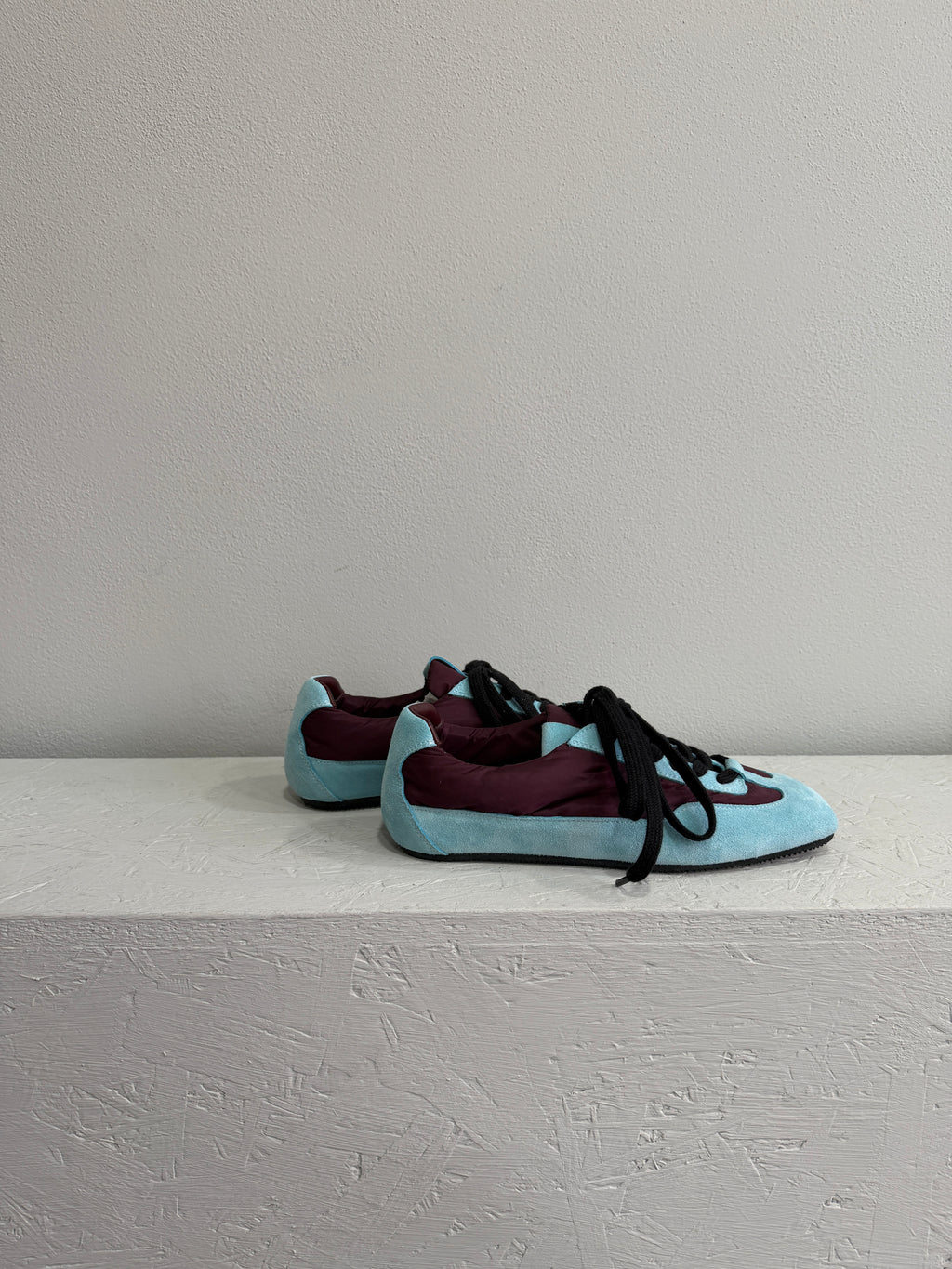 Sneaker bicolor azzurro e bordeaux