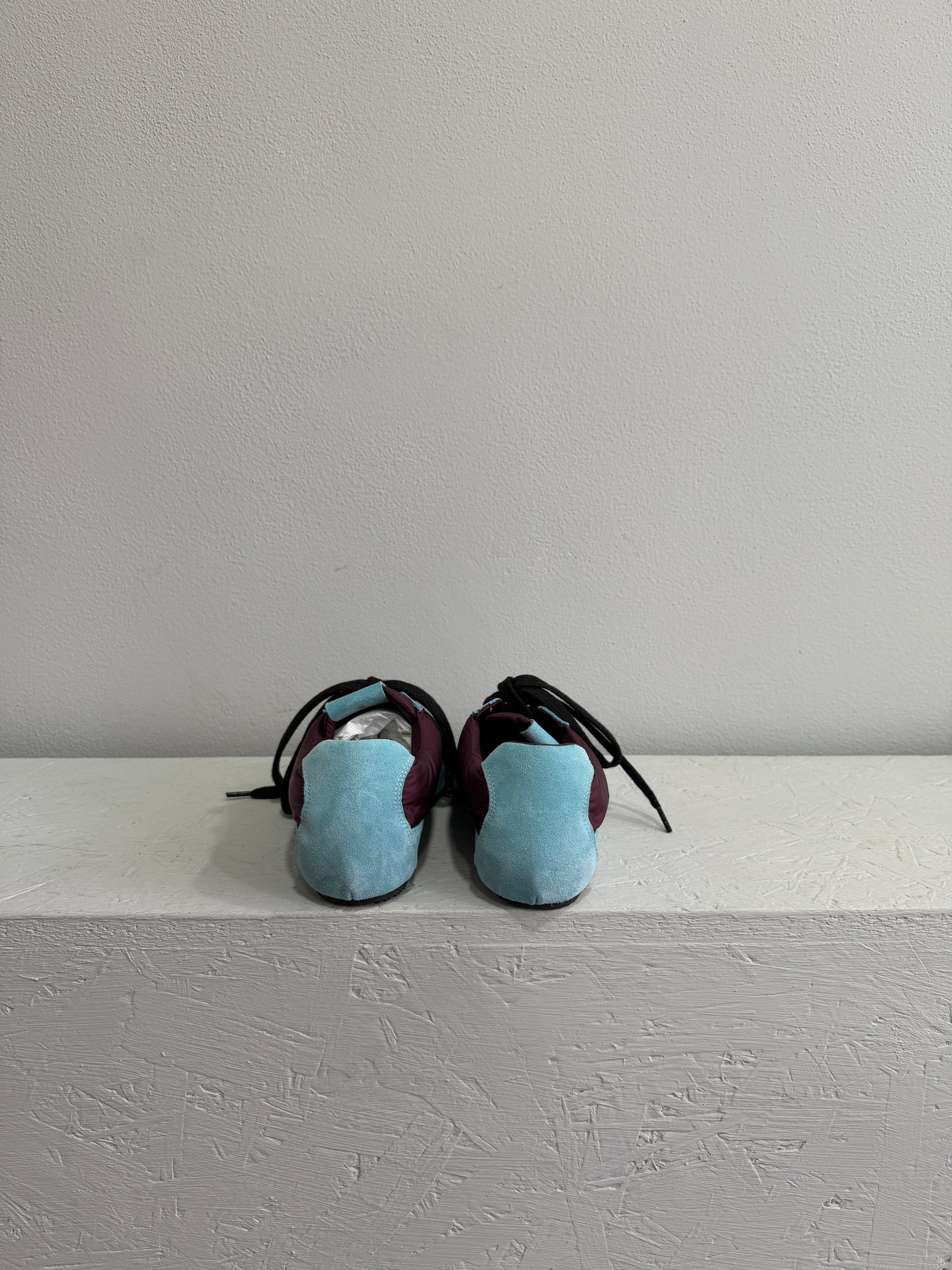 Sneaker bicolor azzurro e bordeaux