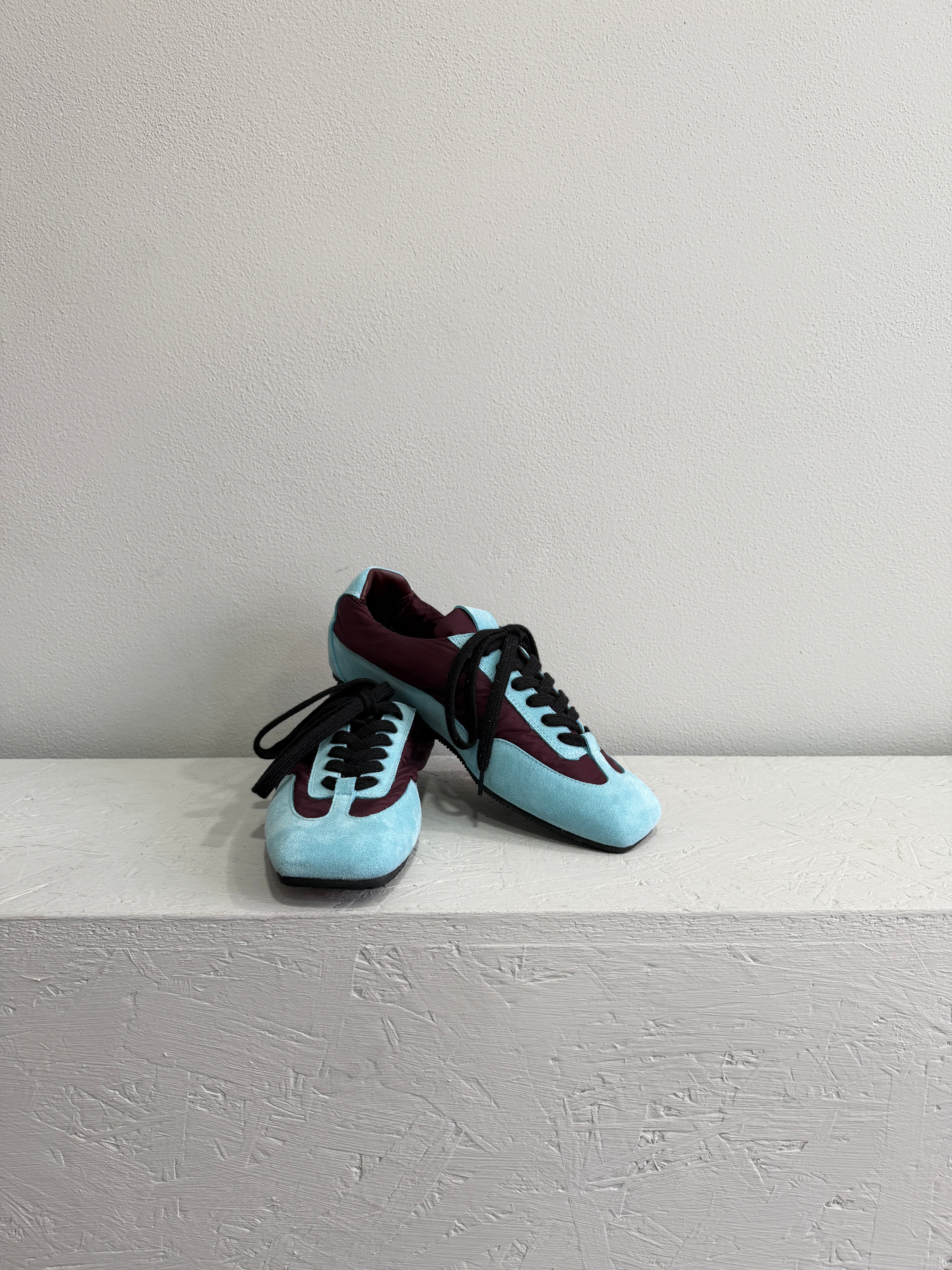 Sneaker bicolor azzurro e bordeaux