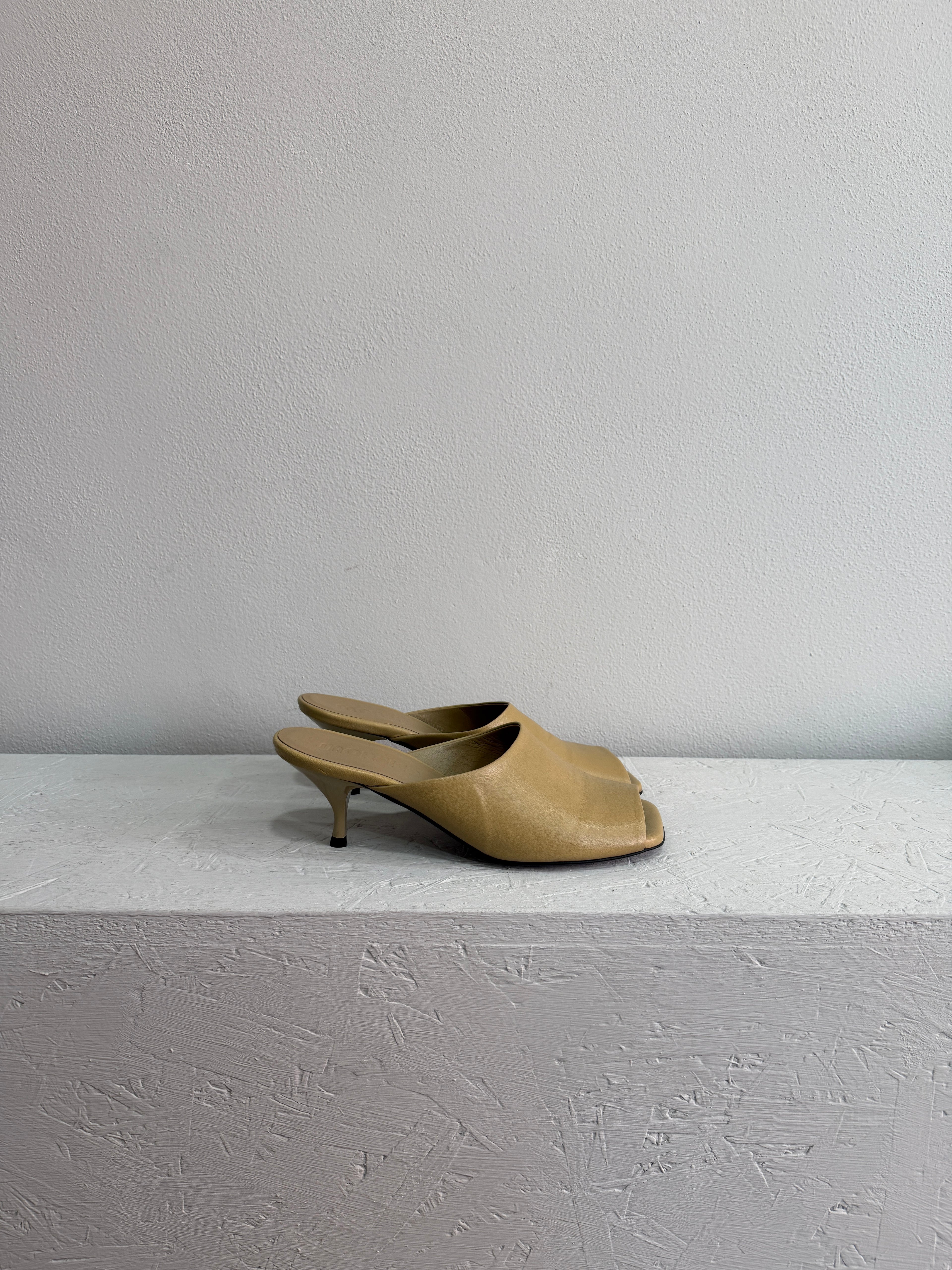 Mules in nappa beige