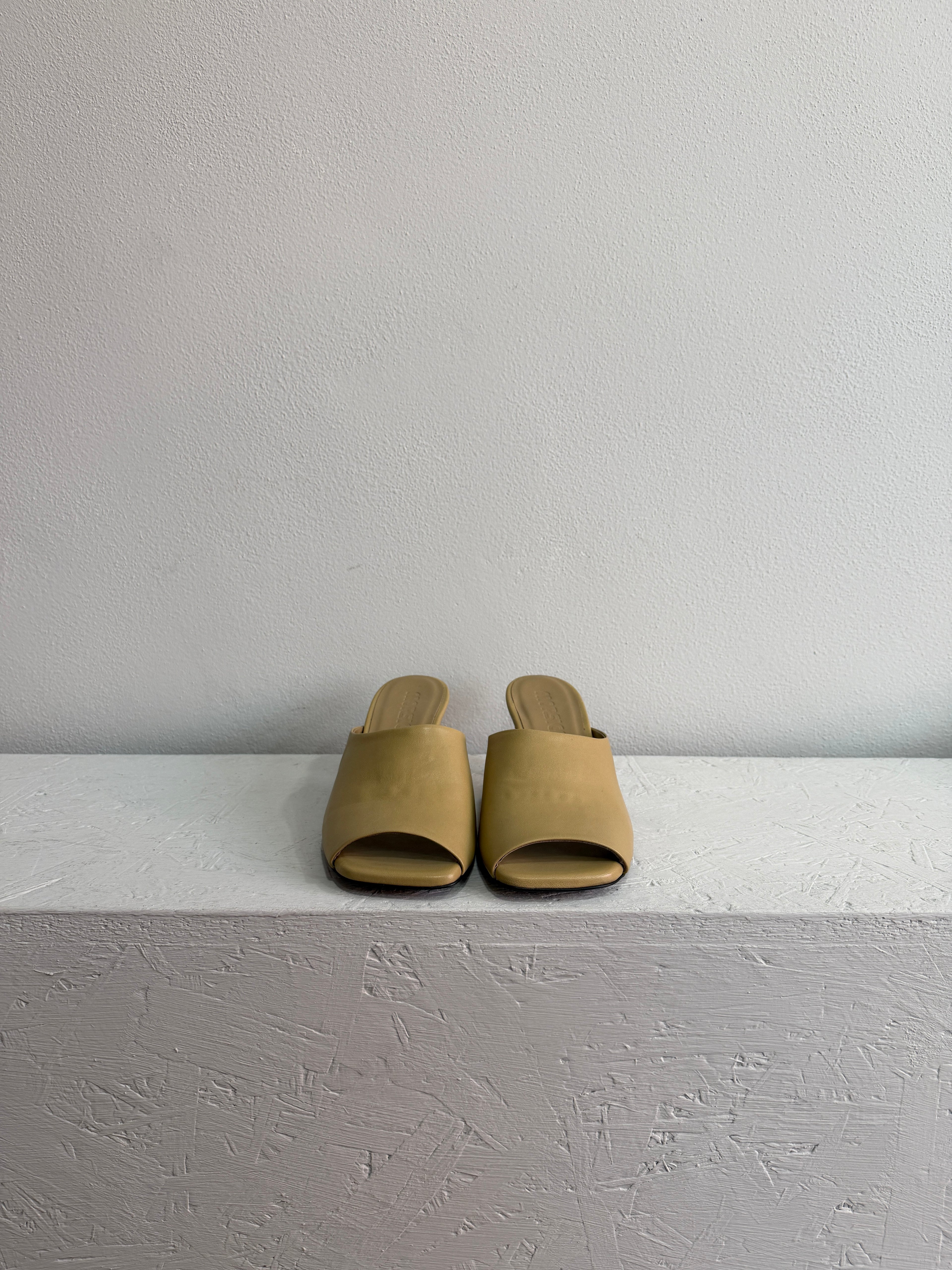 Mules in nappa beige