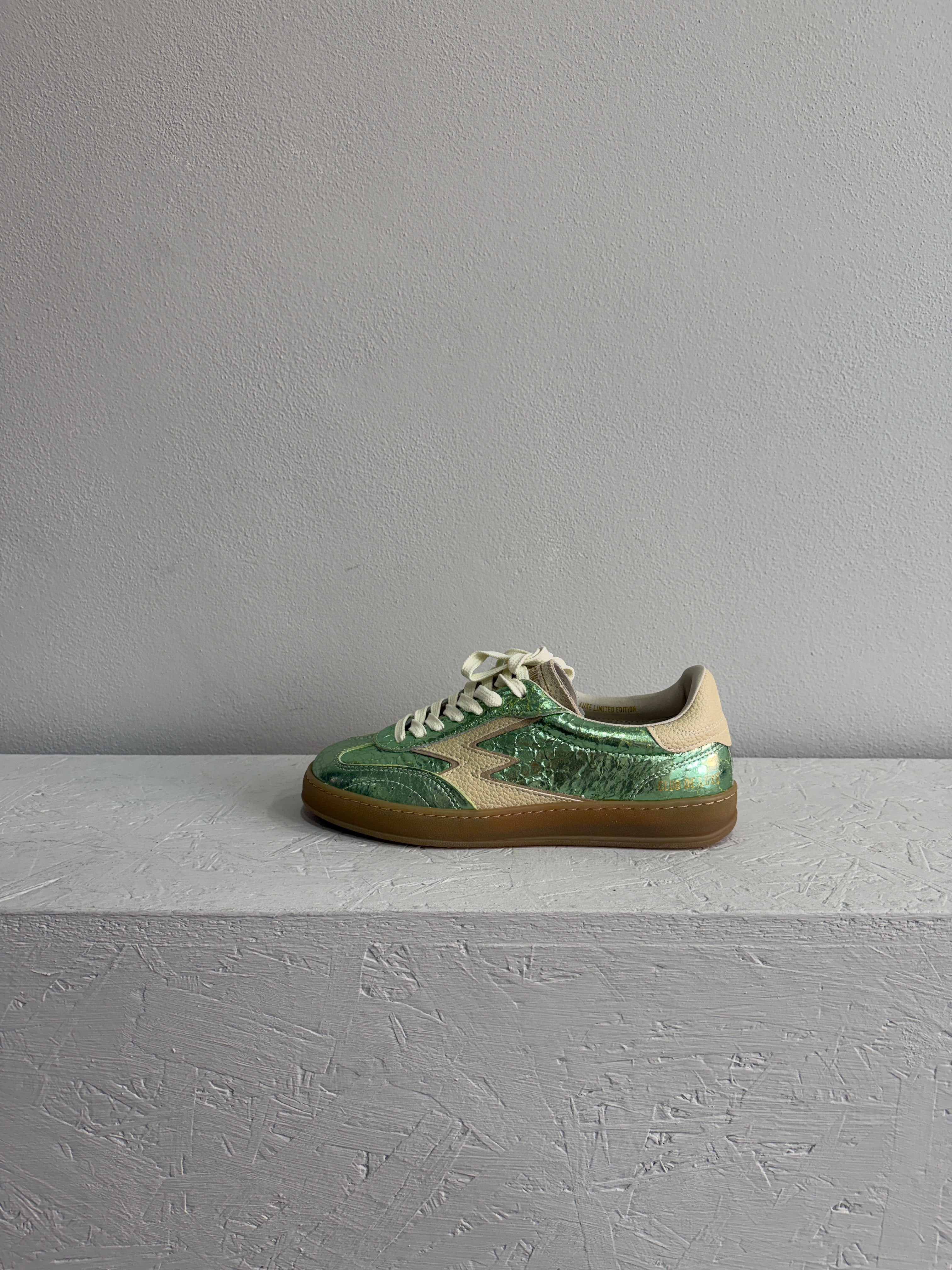 Sneaker laminata azzurra