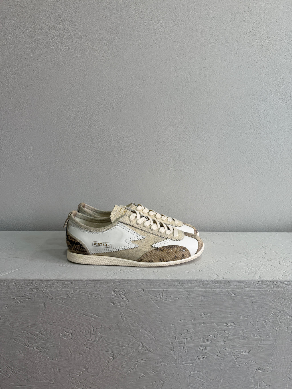 Sneaker dettaglio stampa pitone