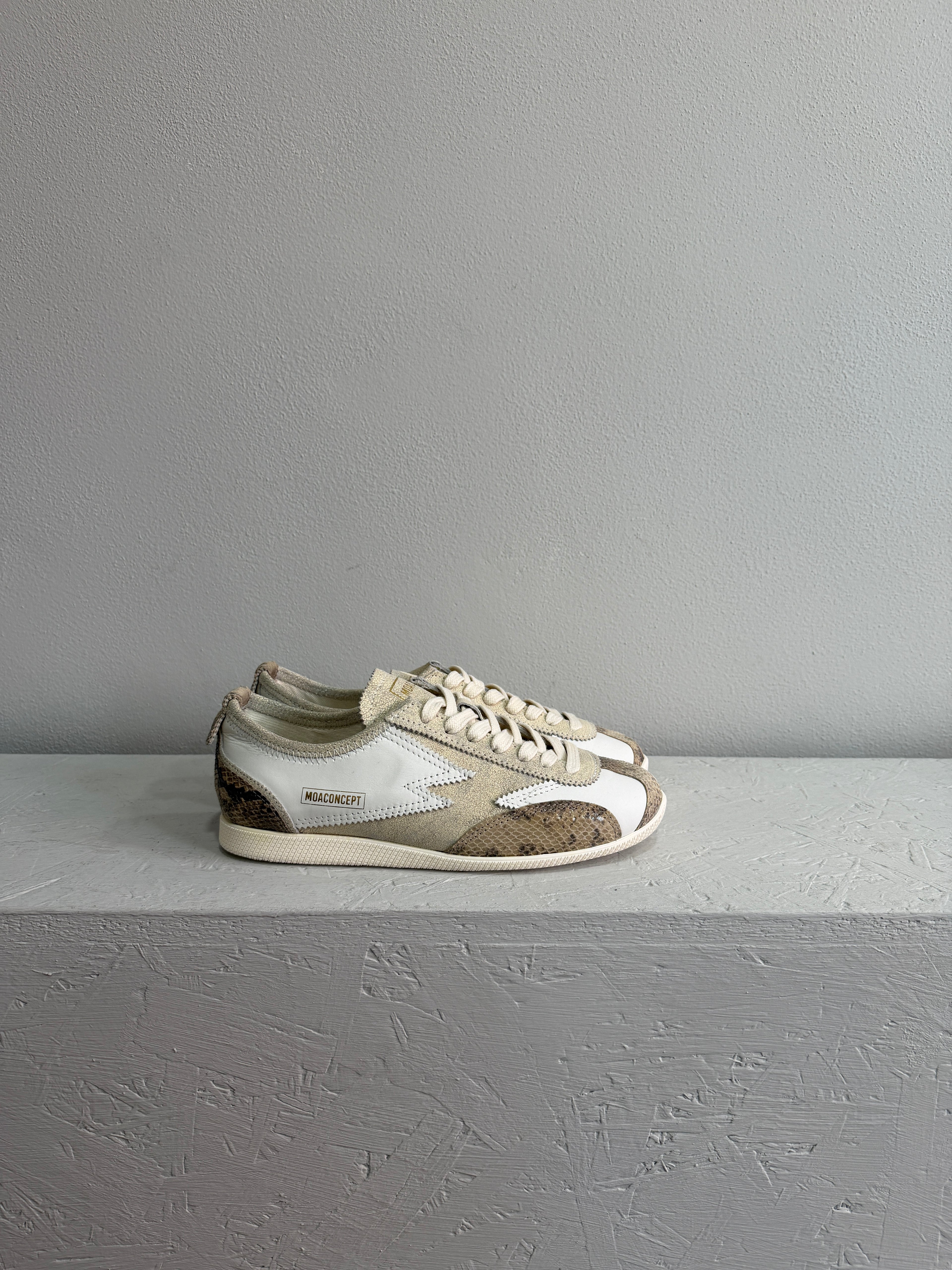 Sneaker dettaglio stampa pitone