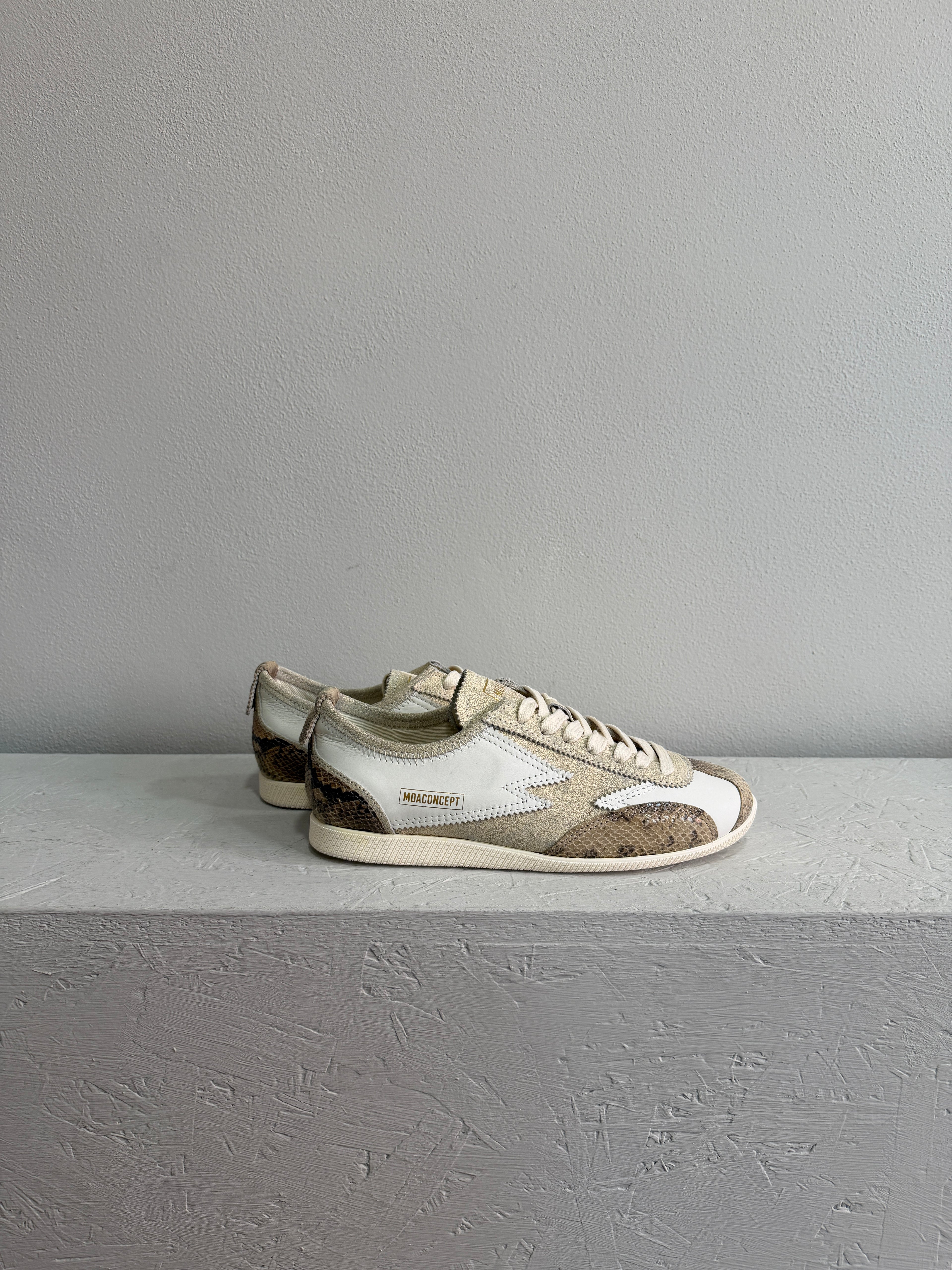 Sneaker dettaglio stampa pitone