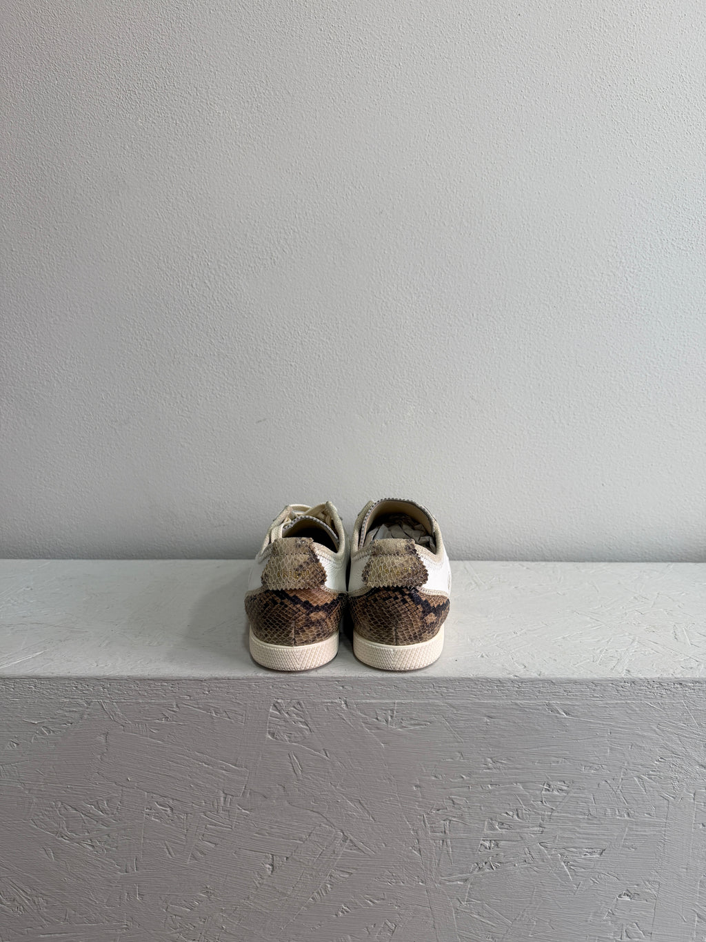 Sneaker dettaglio stampa pitone