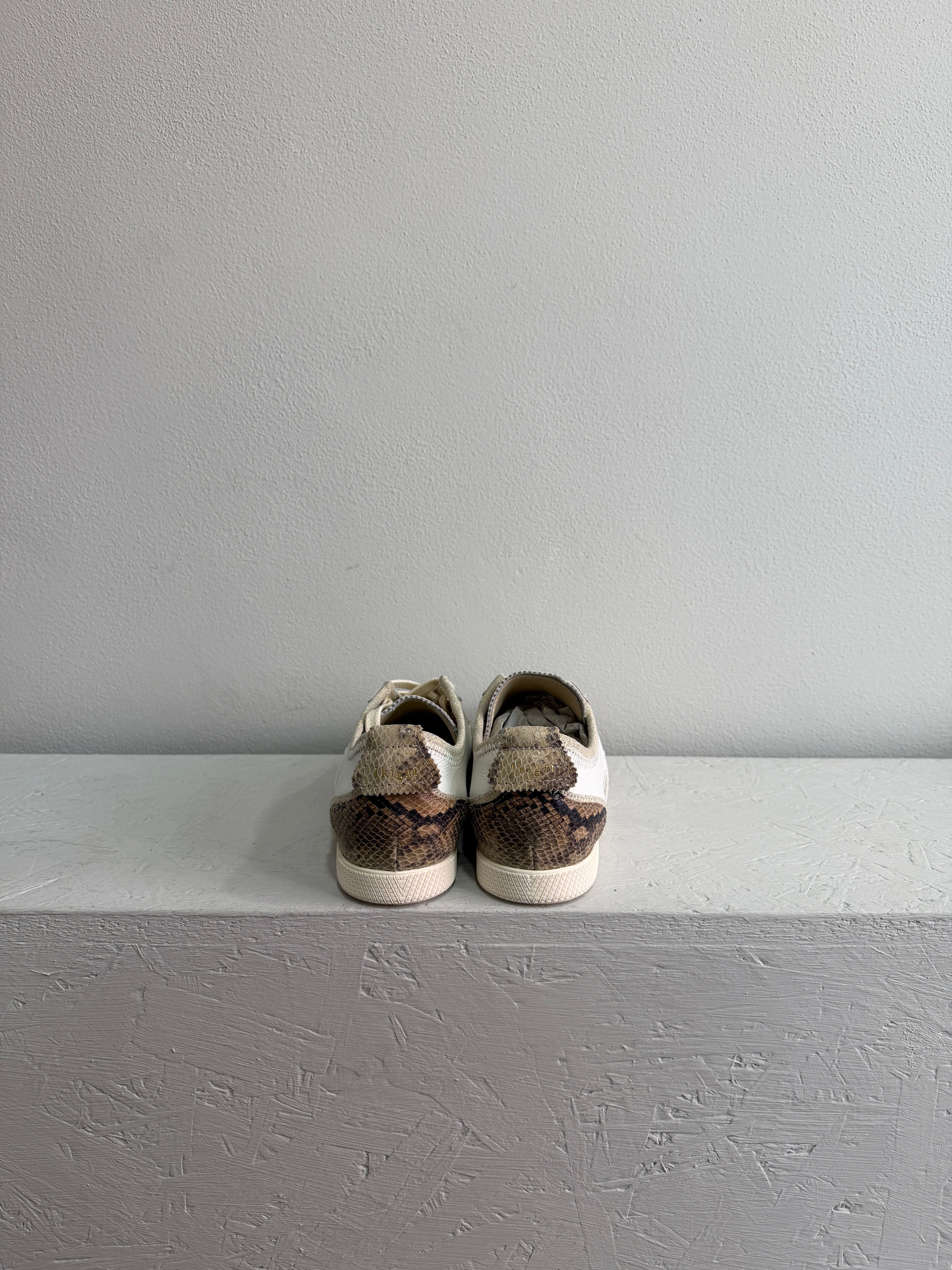Sneaker dettaglio stampa pitone