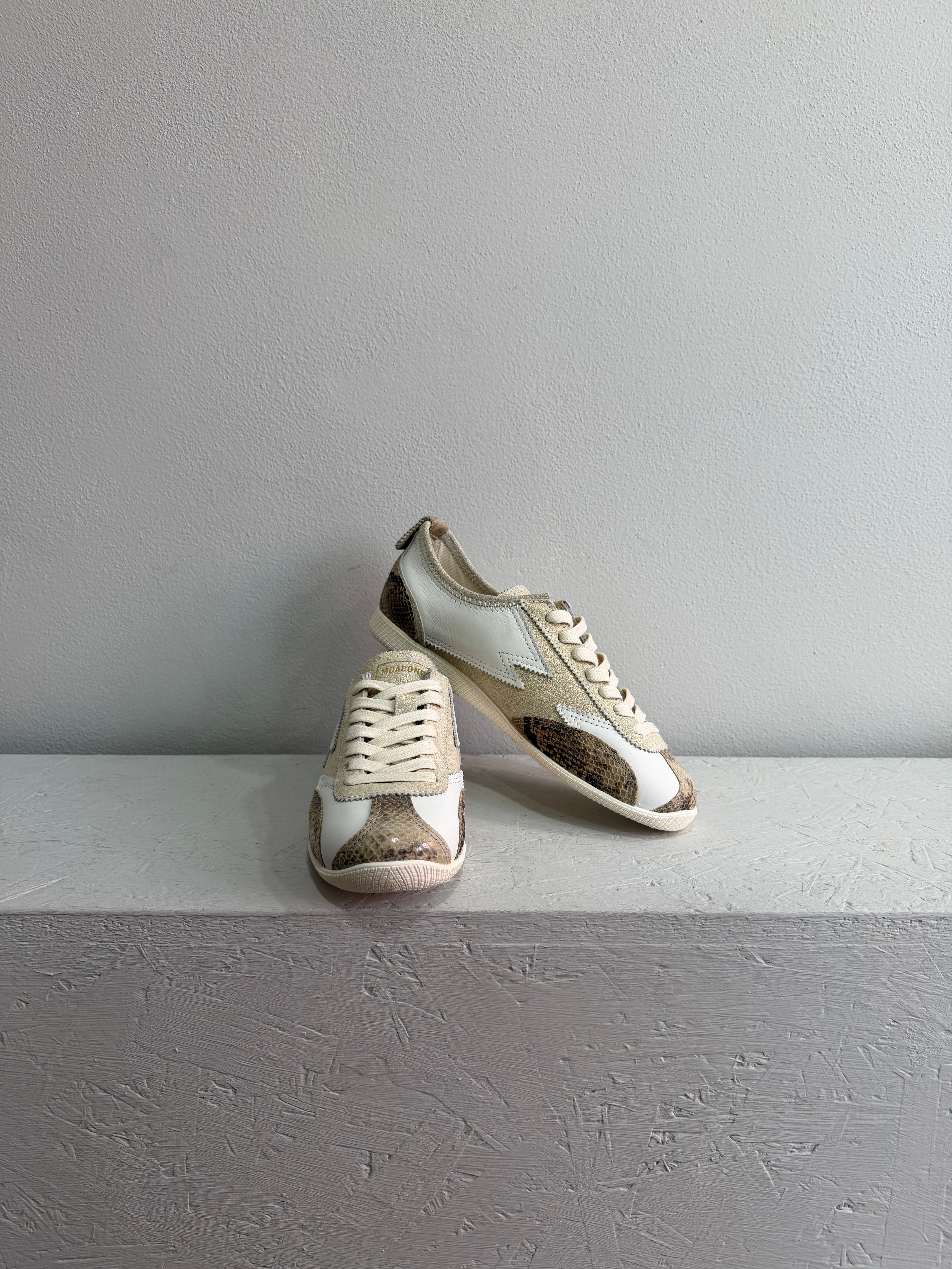 Sneaker dettaglio stampa pitone