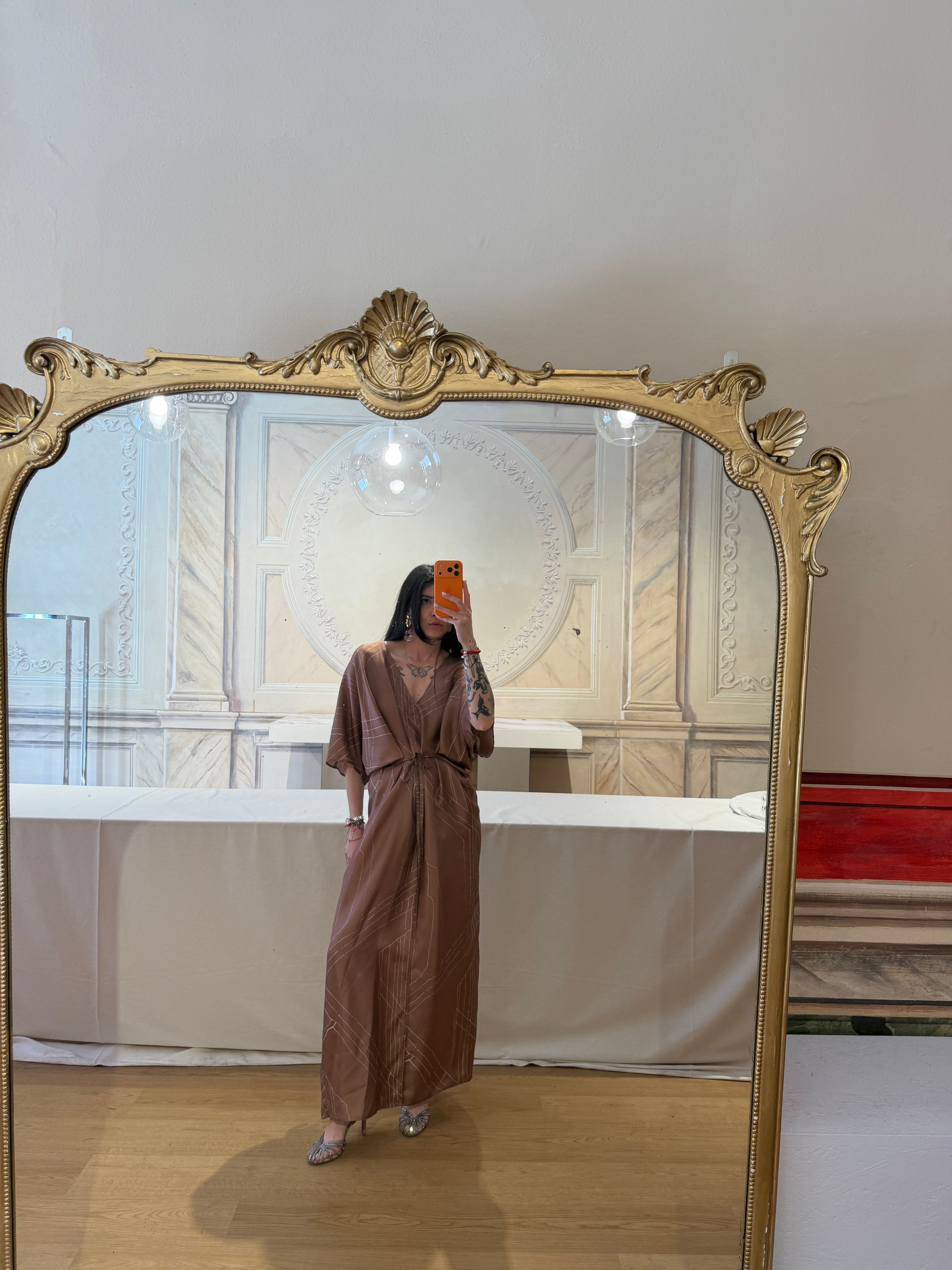 ABITO IN SETA SCOLLO A V
