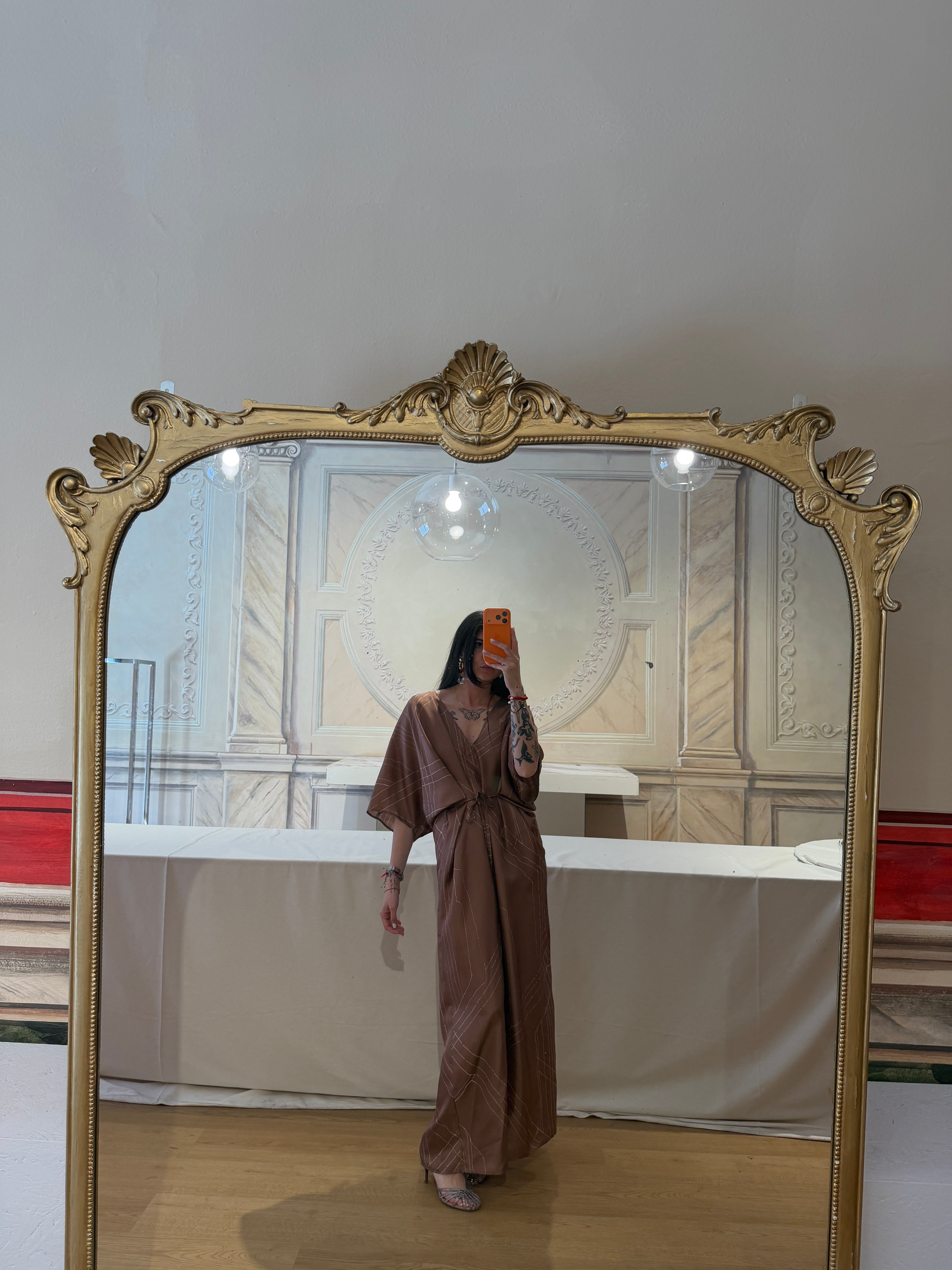 ABITO IN SETA SCOLLO A V