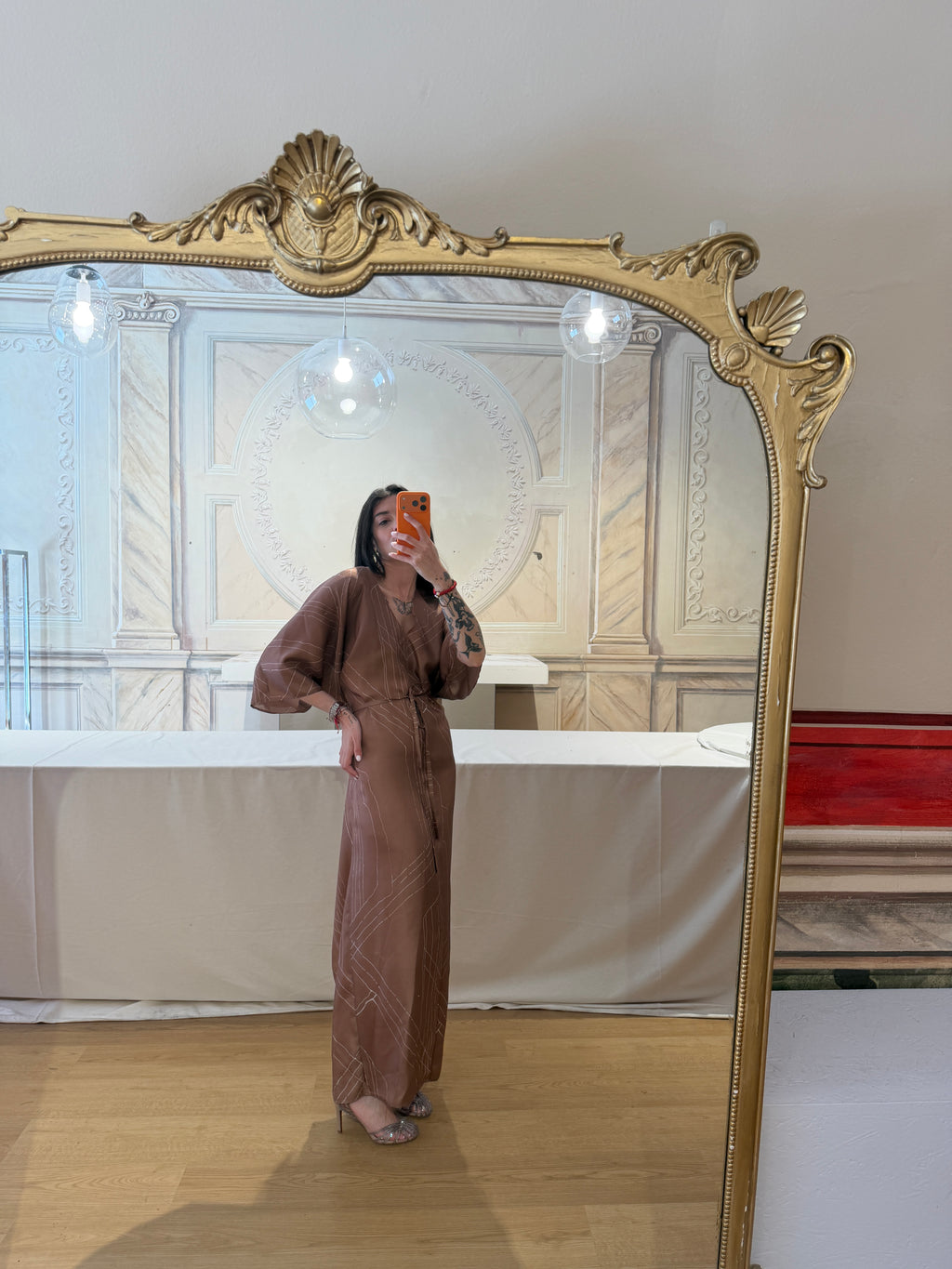 ABITO IN SETA SCOLLO A V