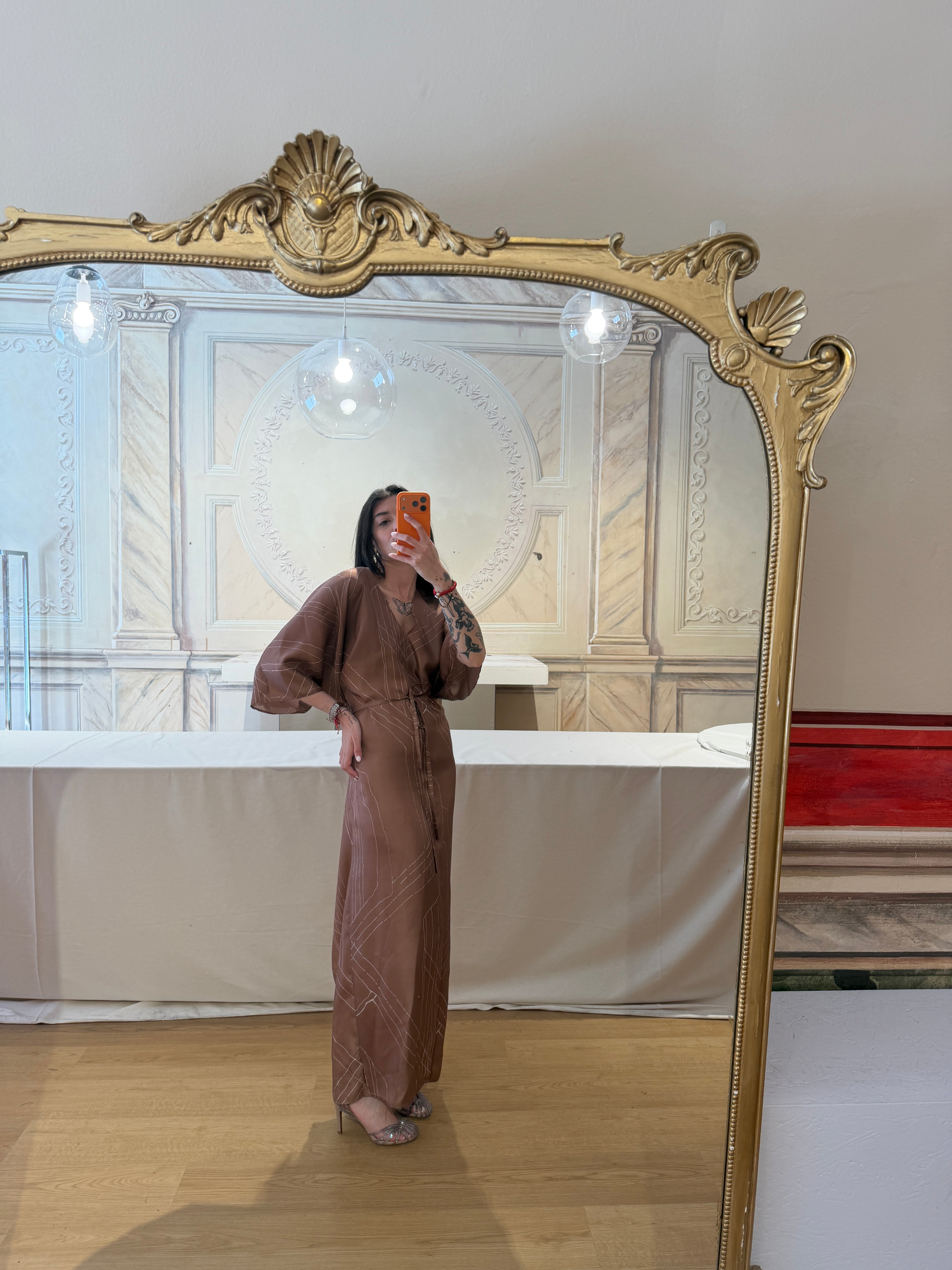 ABITO IN SETA SCOLLO A V