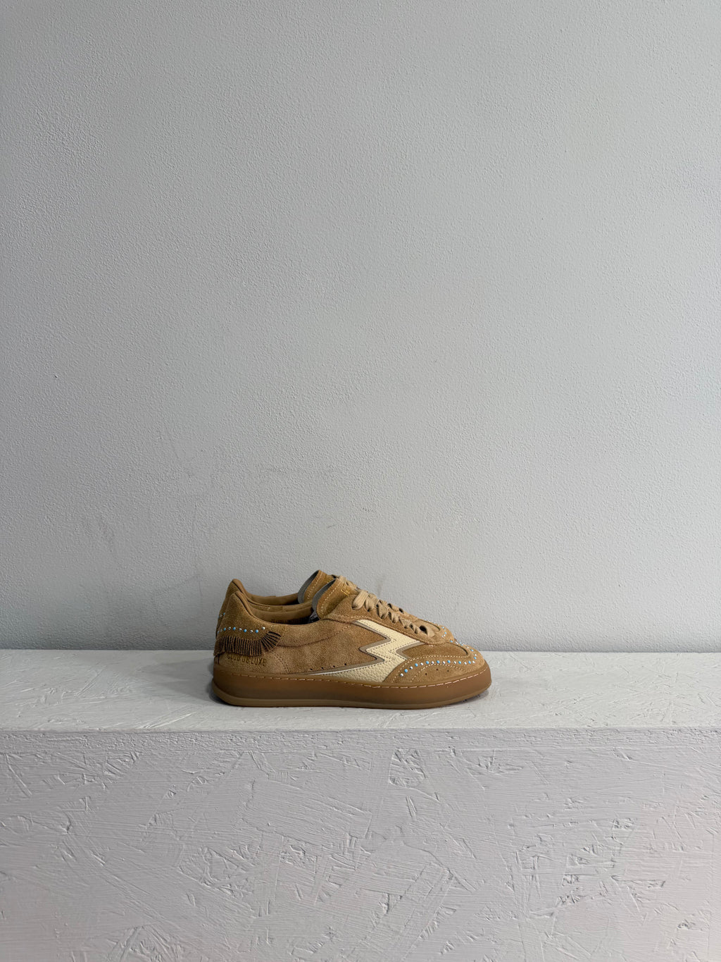 Sneaker in suede color cammello