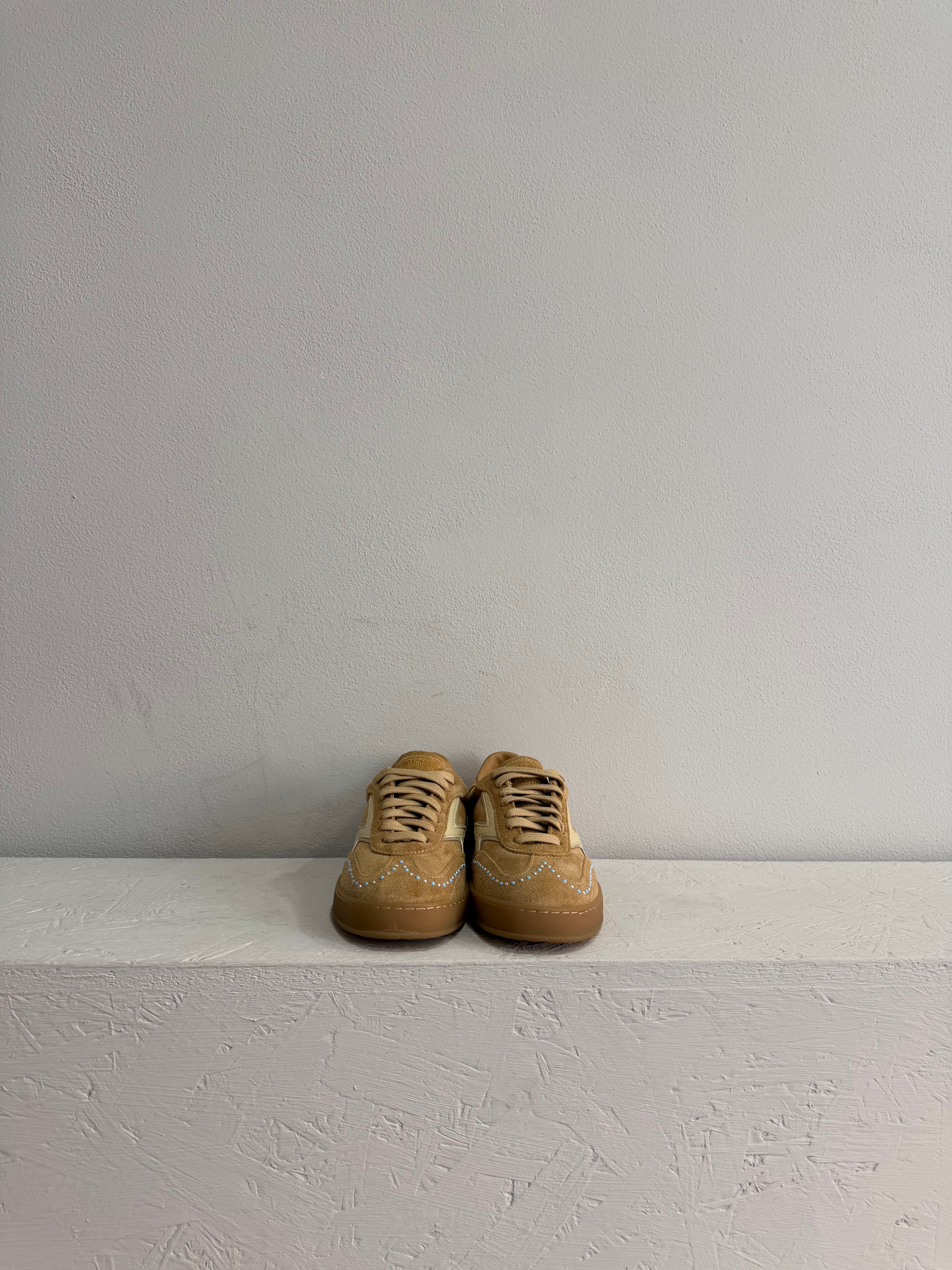 Sneaker in suede color cammello