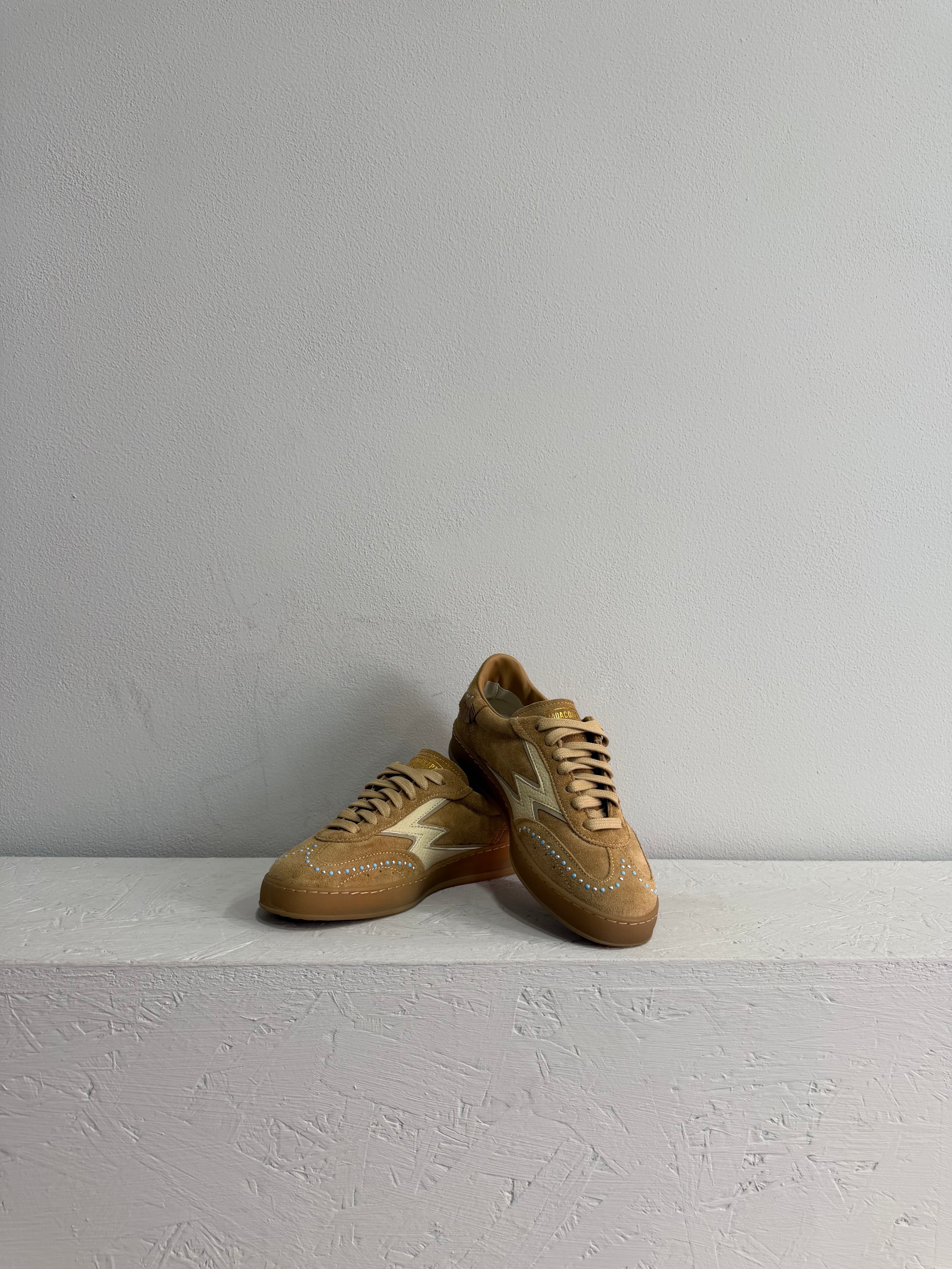 Sneaker in suede color cammello