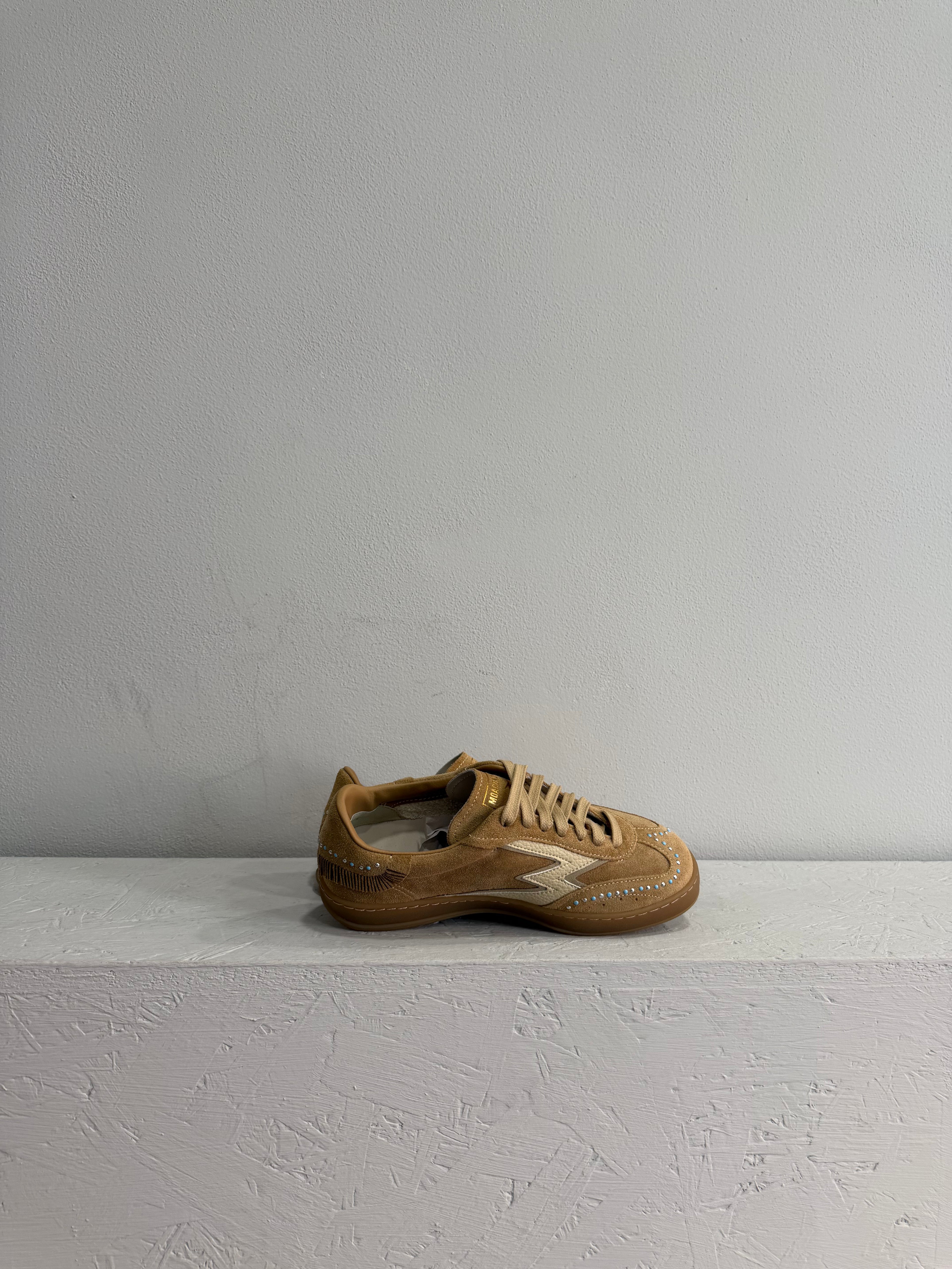 Sneaker in suede color cammello