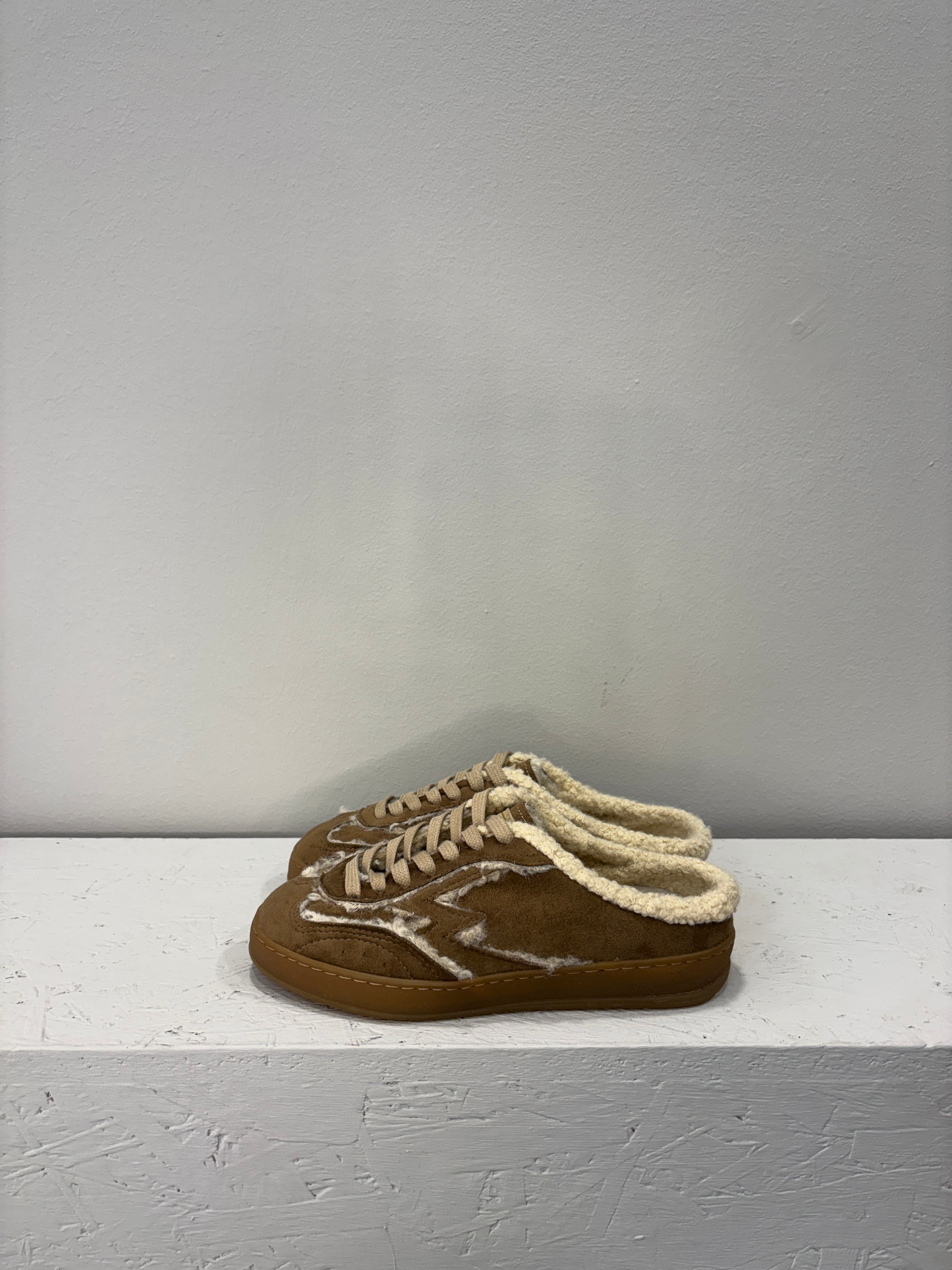 Sabot in suede con interno in montone