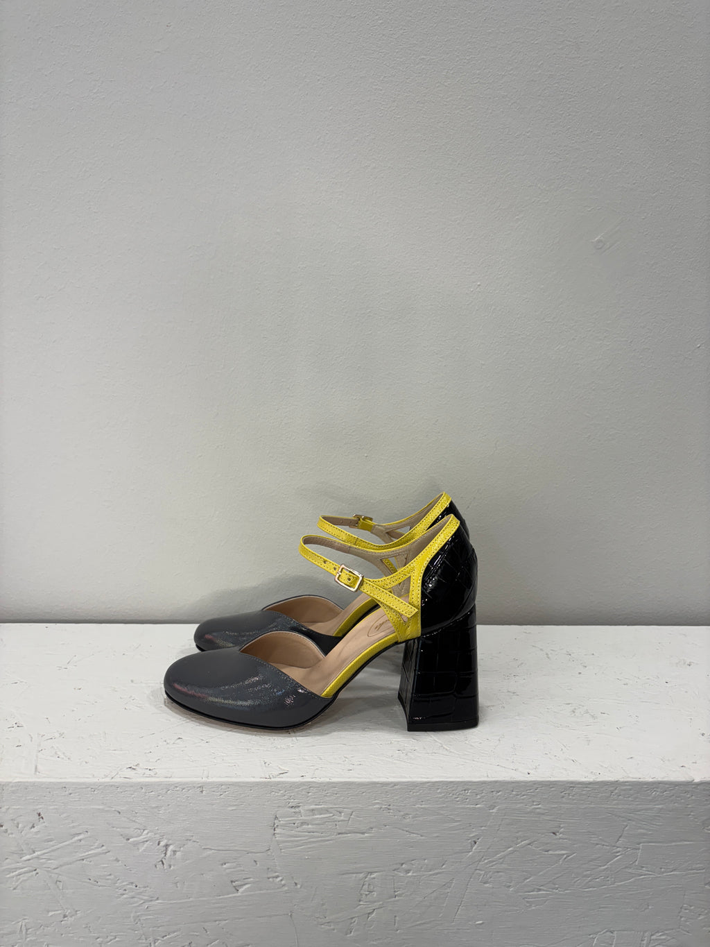 Pumps in vernice con cinturino
