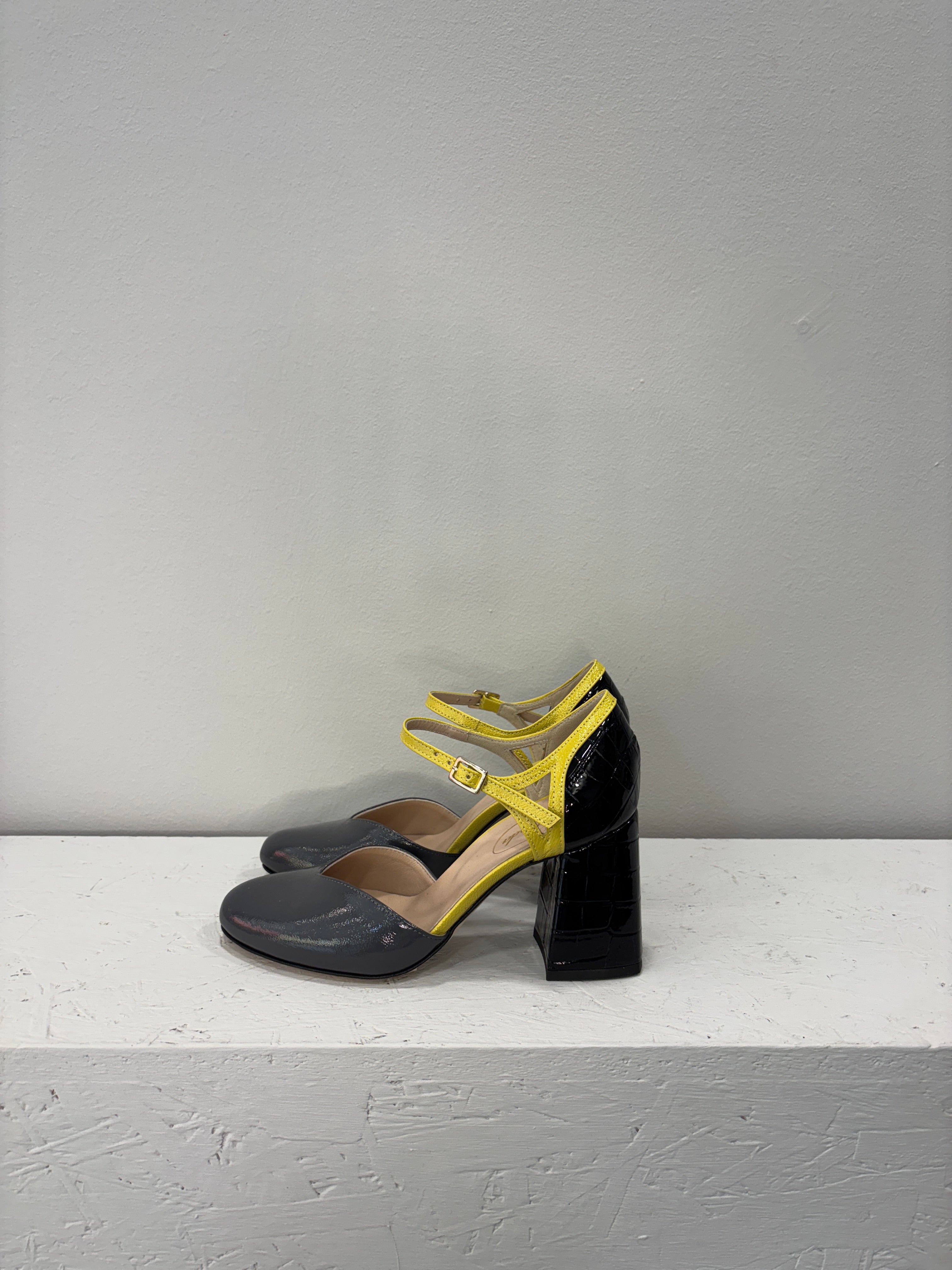 Pumps in vernice con cinturino