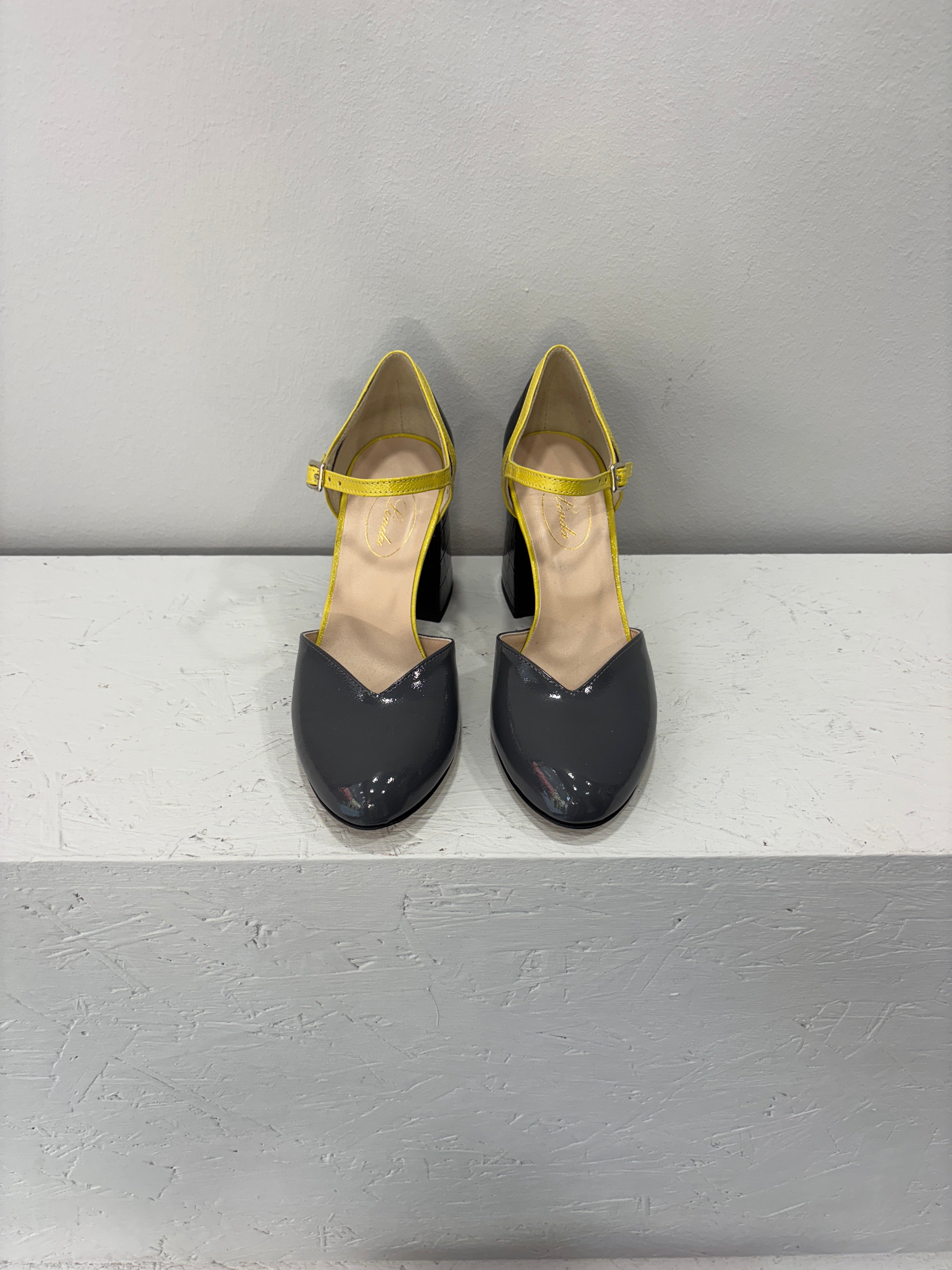 Pumps in vernice con cinturino