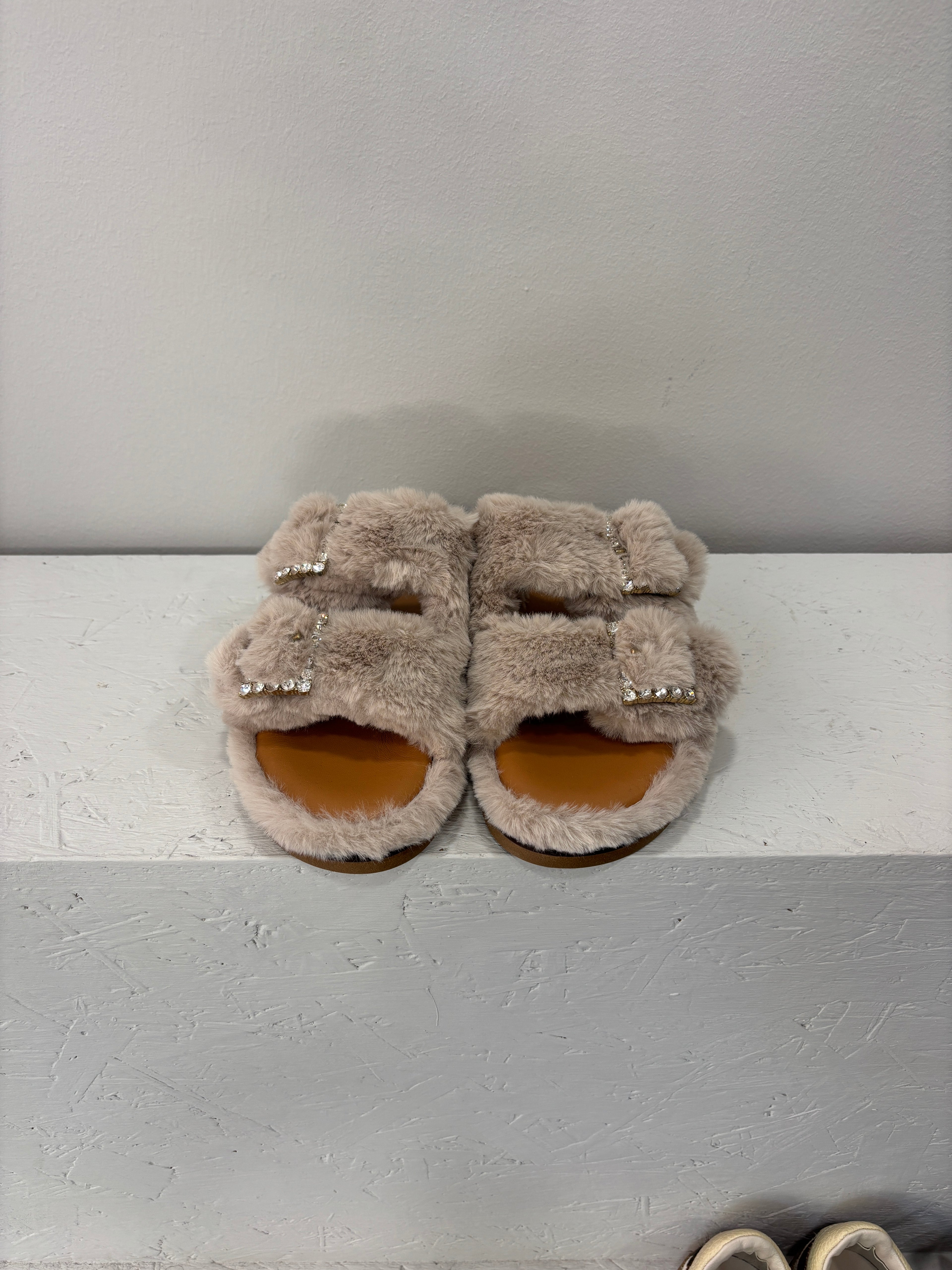 Ciabattona eco pelliccia con fibbie