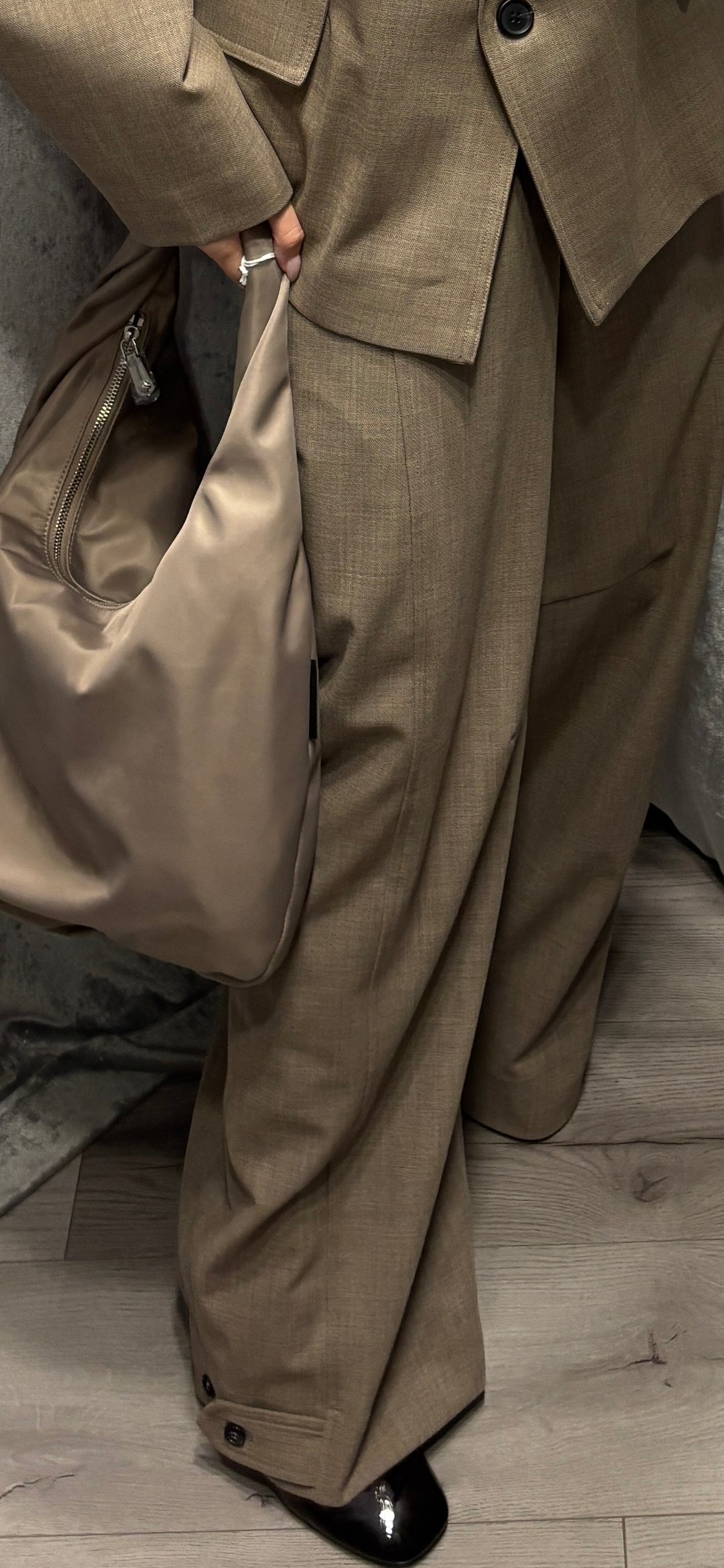 Pantaloni carrot con dettaglio