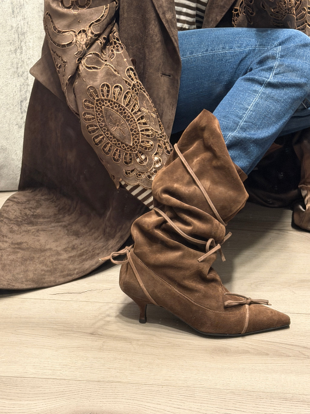 Stivale in suede con fiocchi