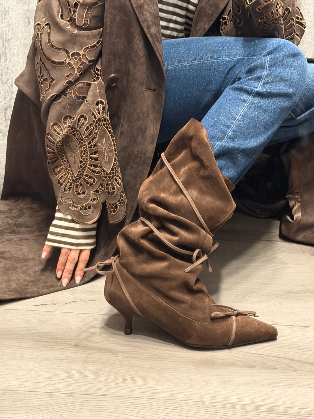 Stivale in suede con fiocchi