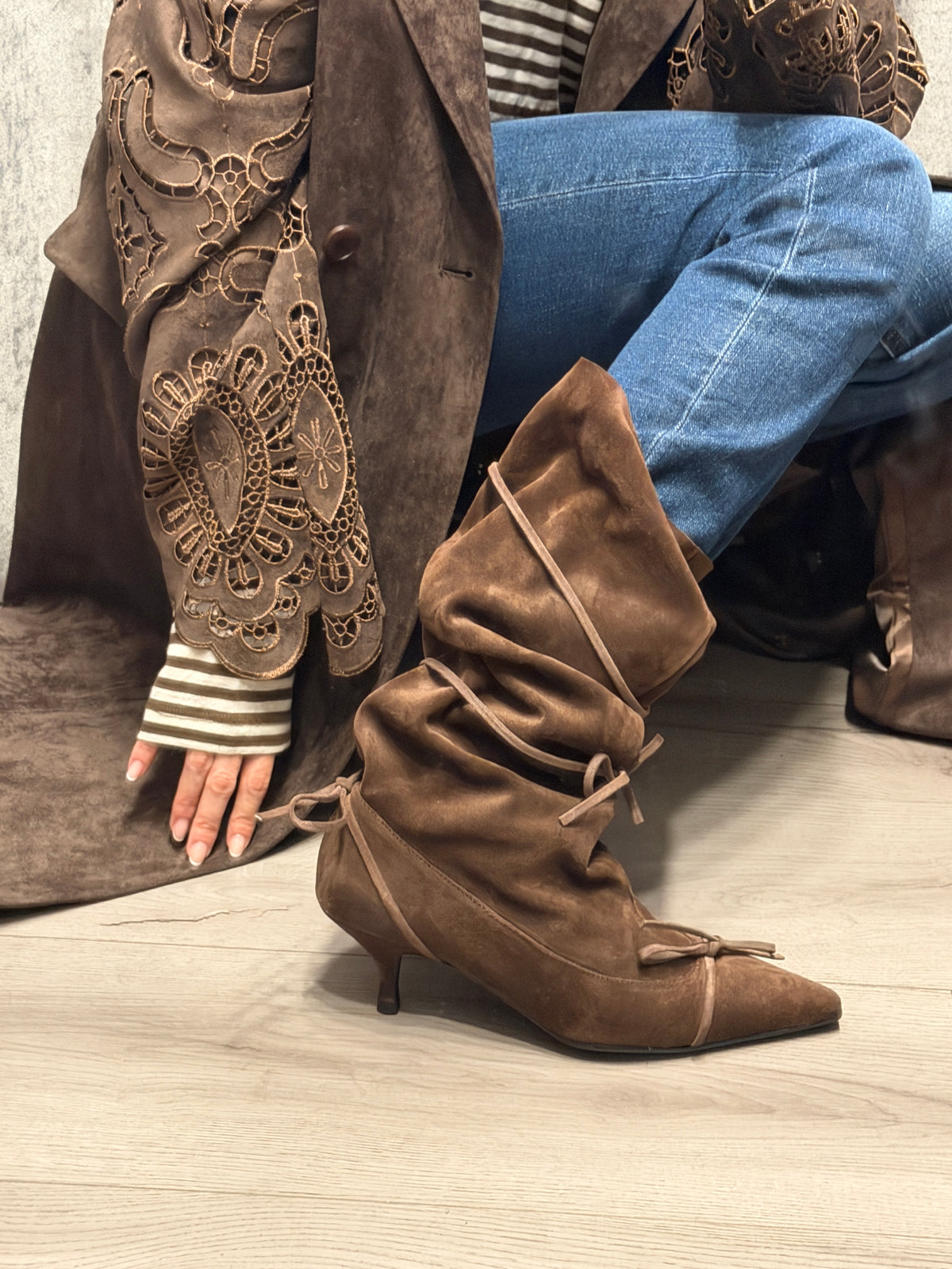 Stivale in suede con fiocchi