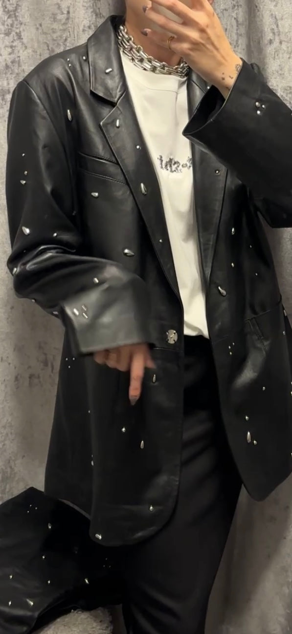 Blazer in pelle con borchie