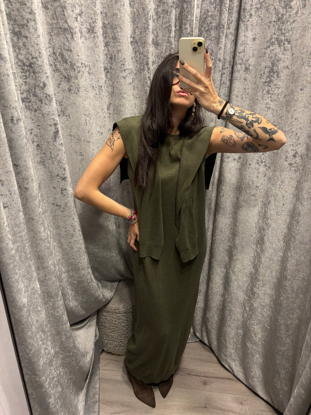 Abito in maglia con sciarpa