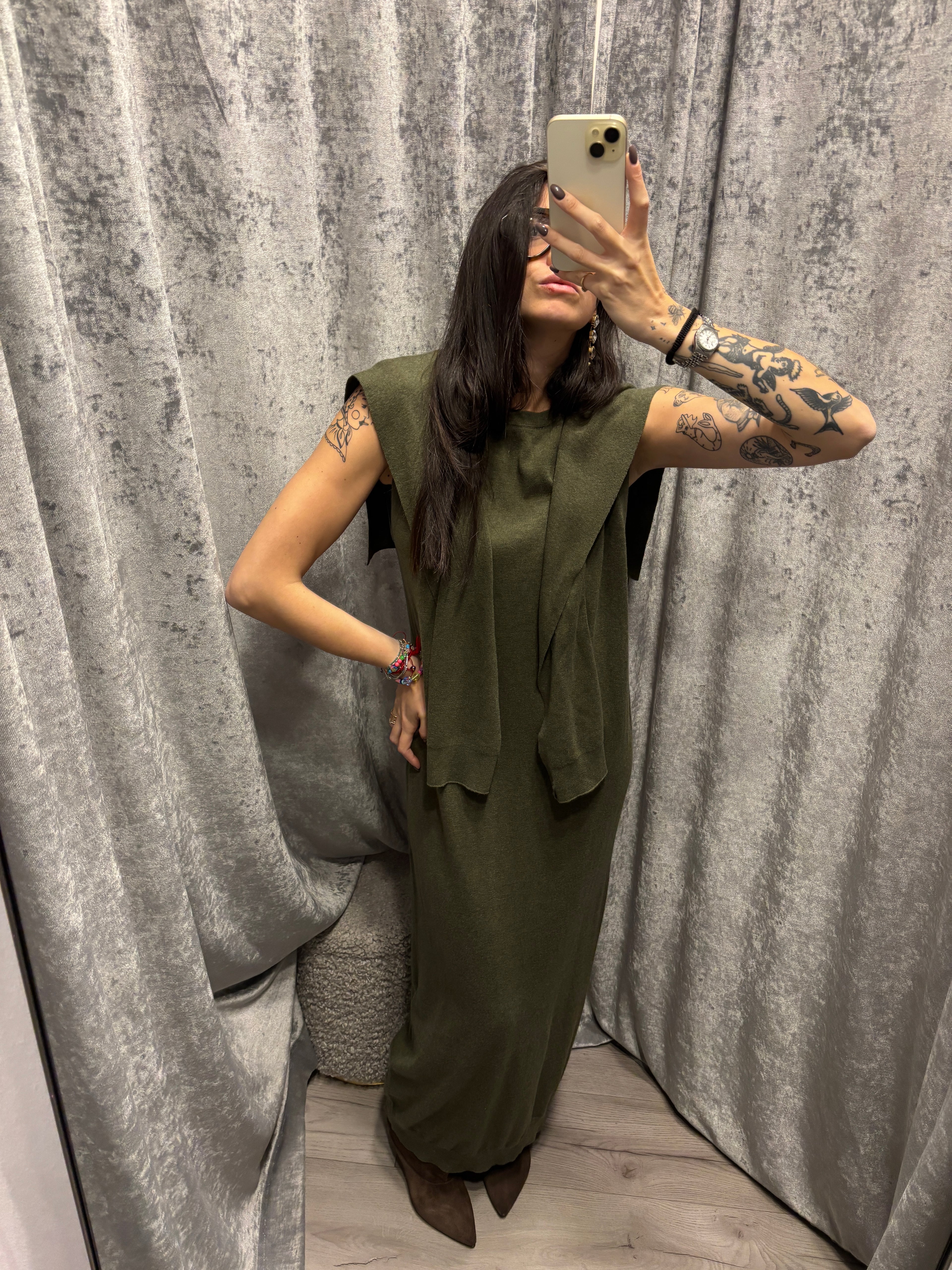 Abito in maglia con sciarpa