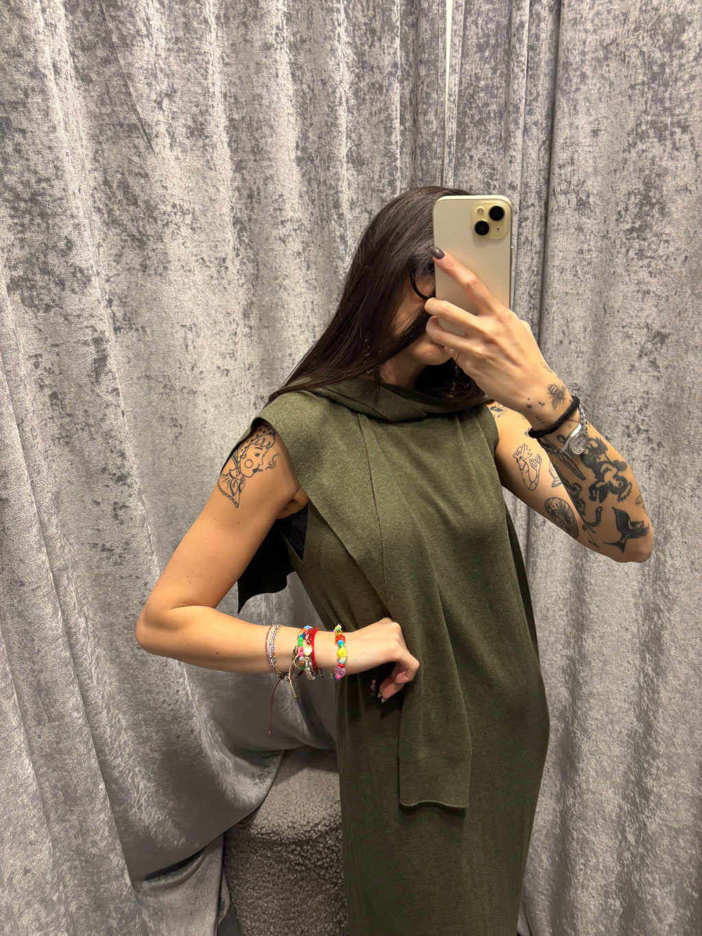 Abito in maglia con sciarpa