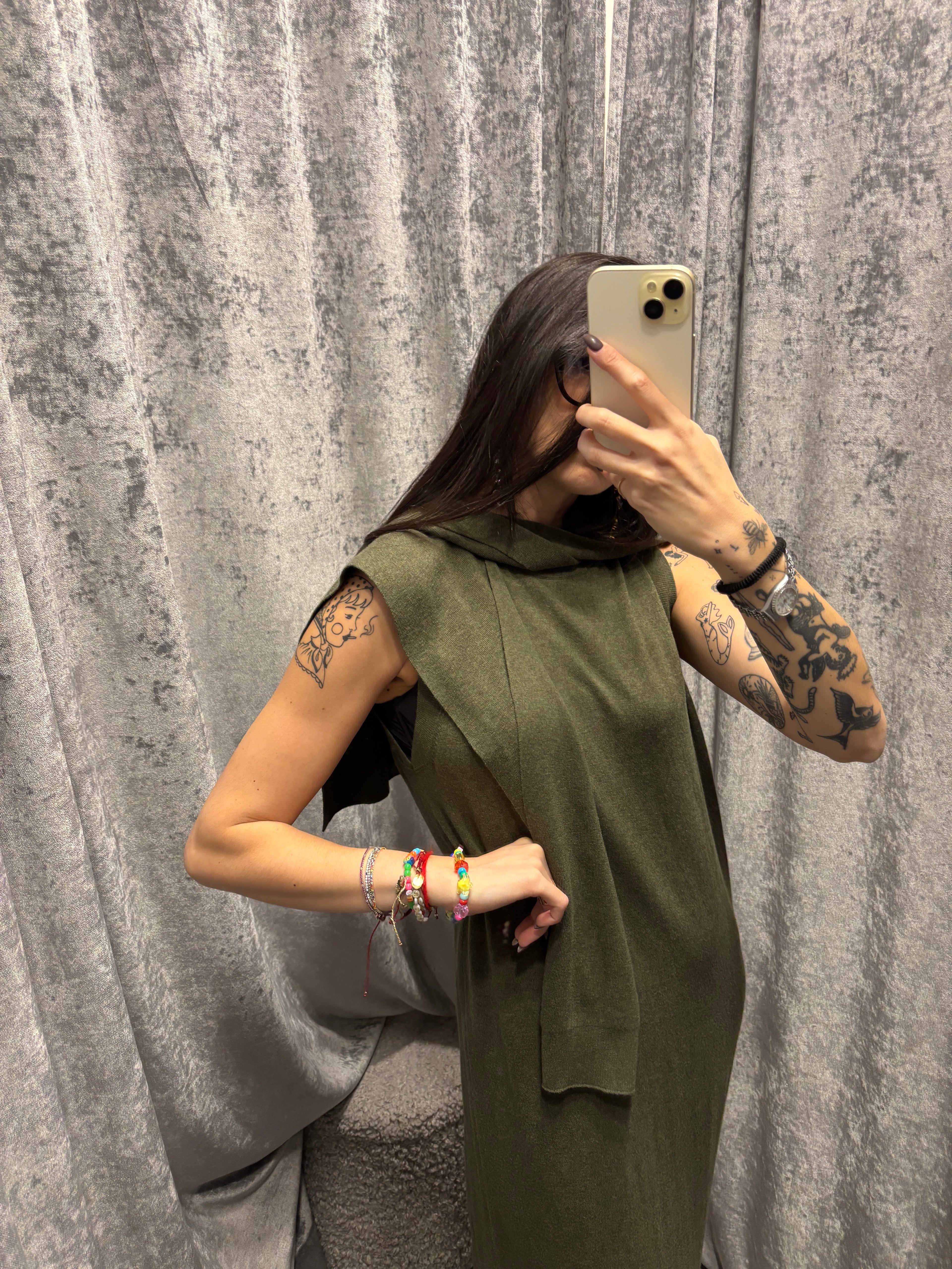 Abito in maglia con sciarpa